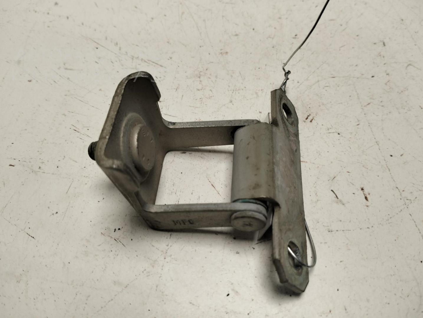 Петля крышки багажника