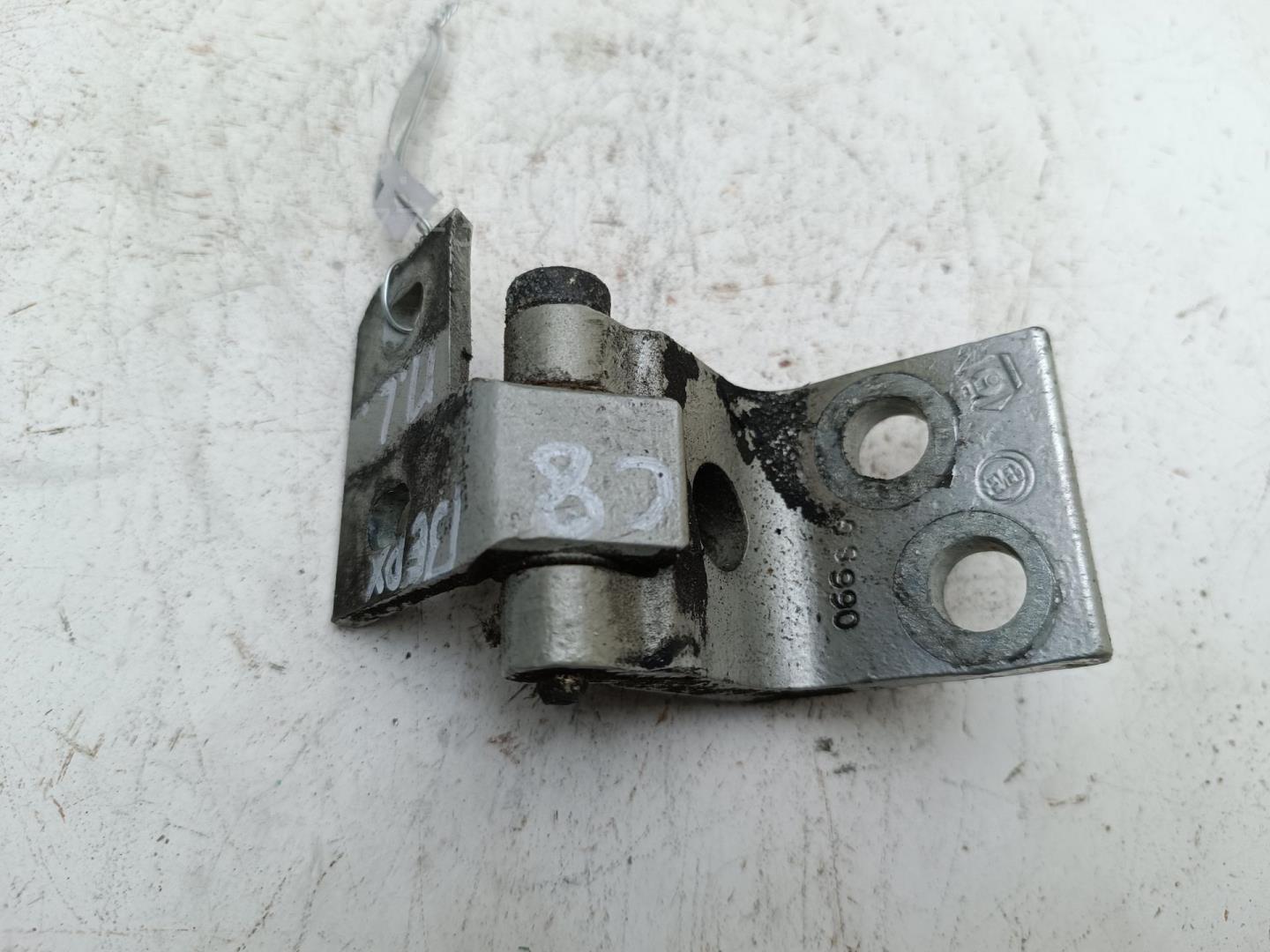 Петля двери