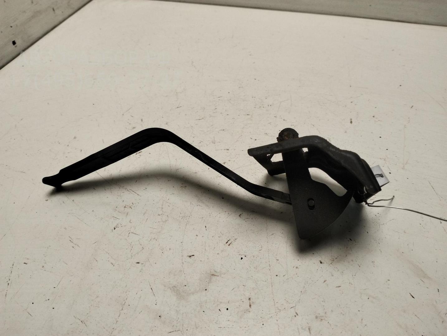 Замок капота