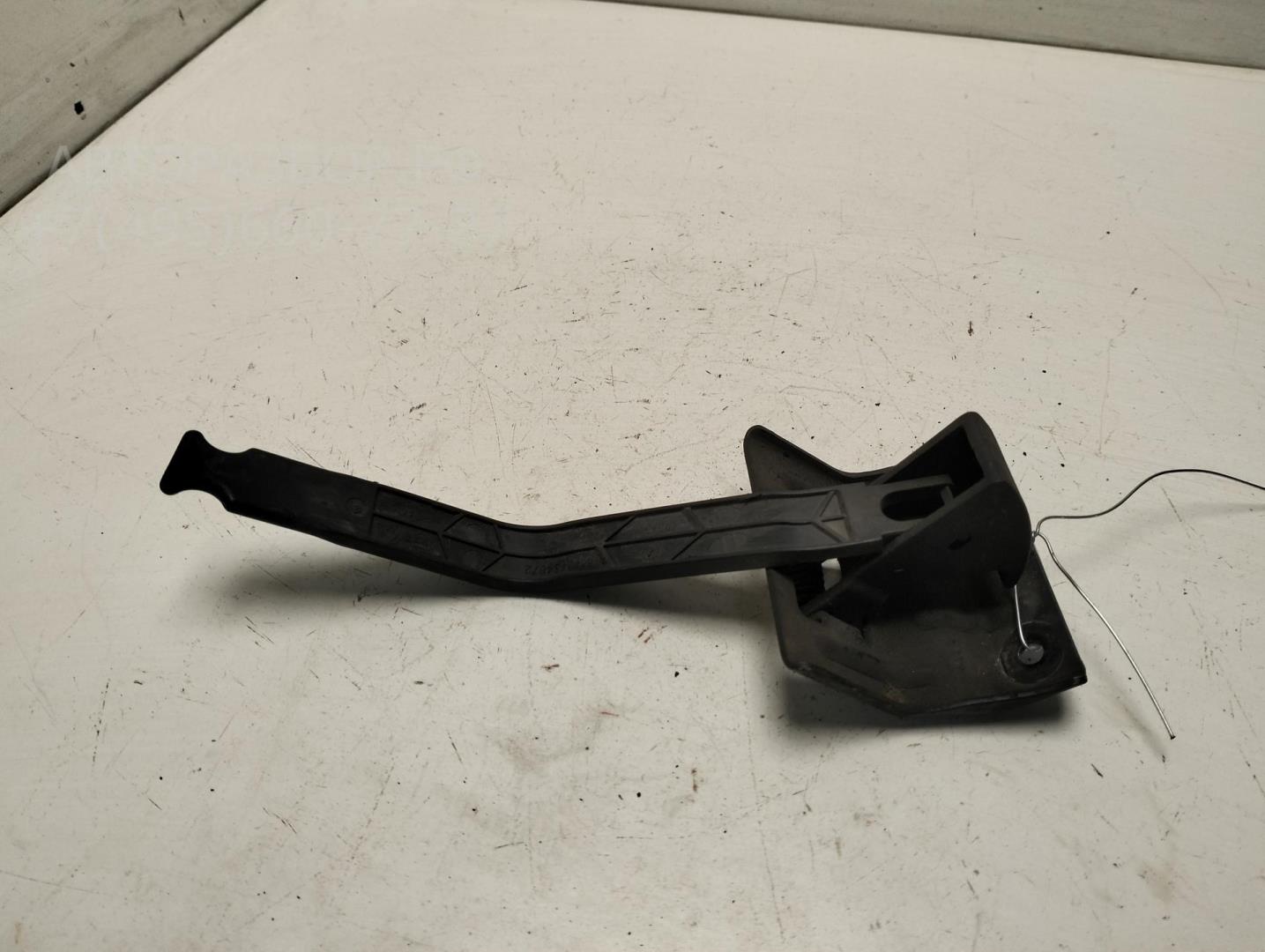 Замок капота