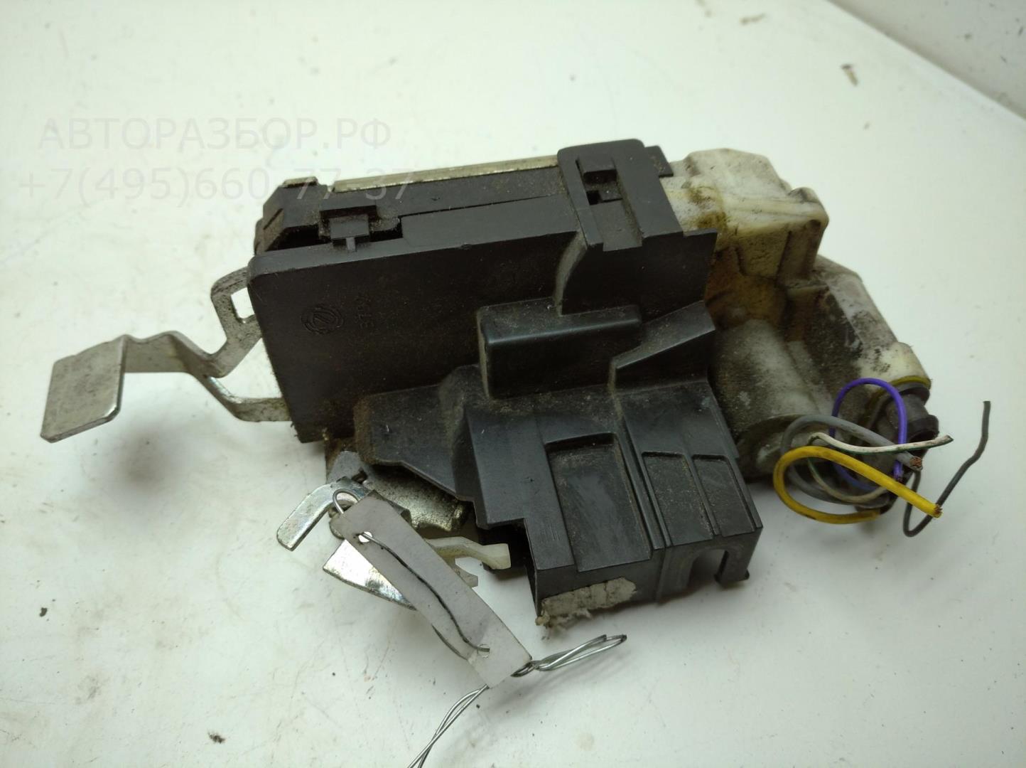 Замок двери передней левой