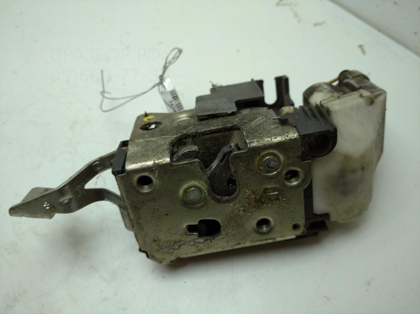 Замок двери передней левой