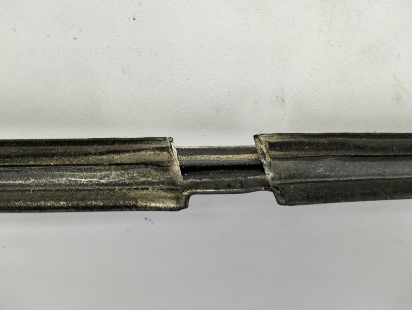 Накладка стекла переднего левого