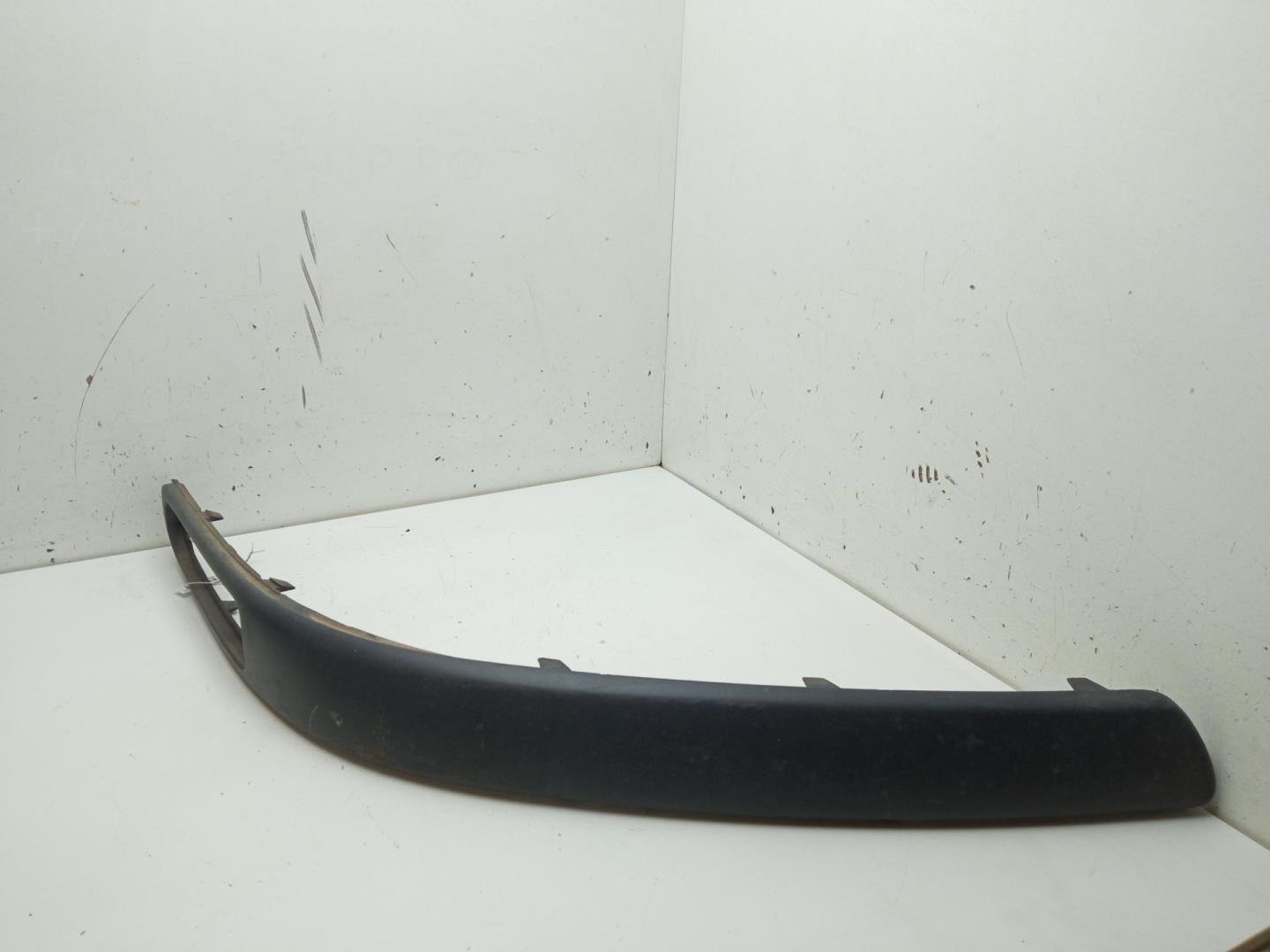 Молдинг переднего бампера правый