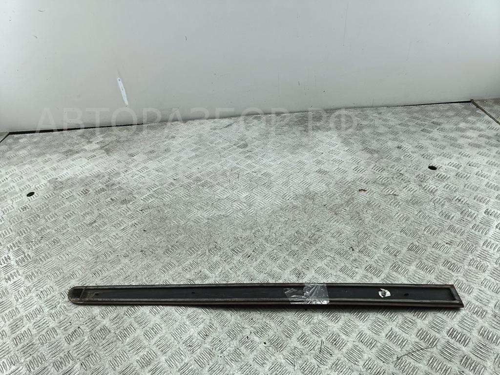 Молдинг двери передней левой