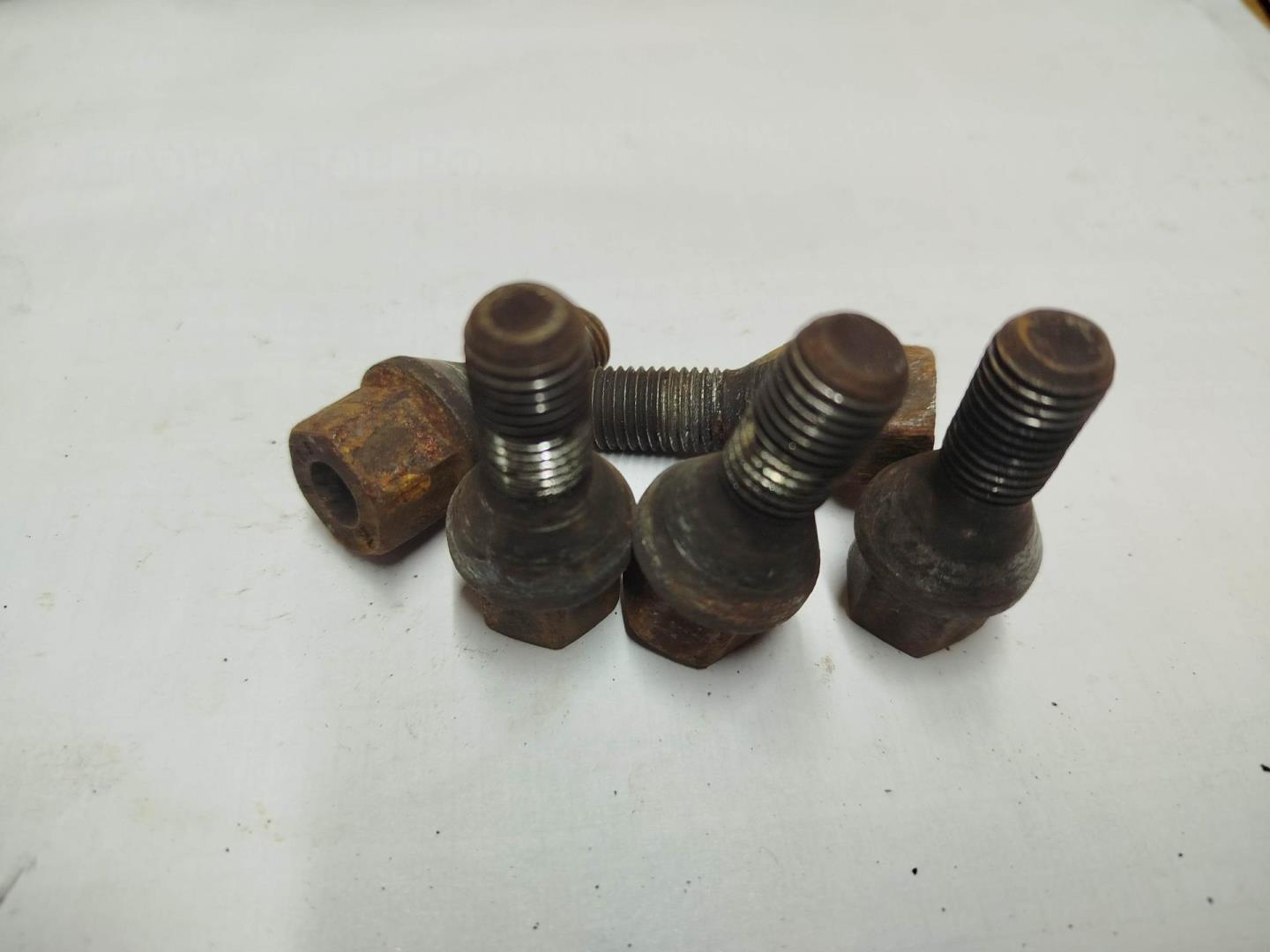 Болт колесный