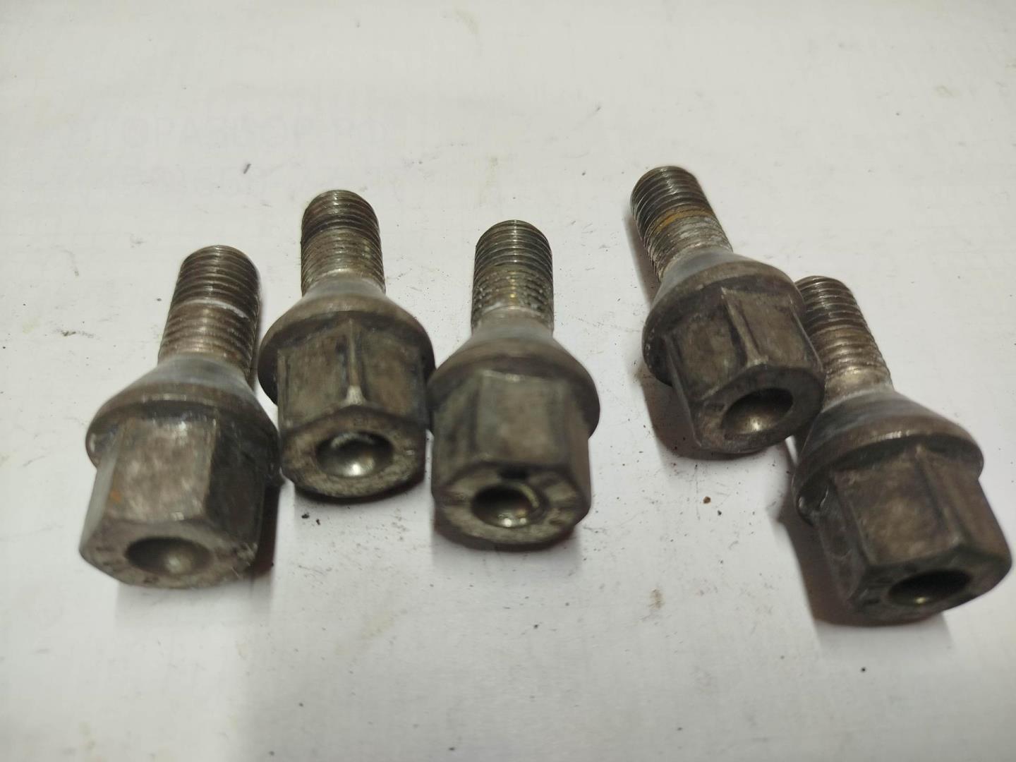 Болт колесный