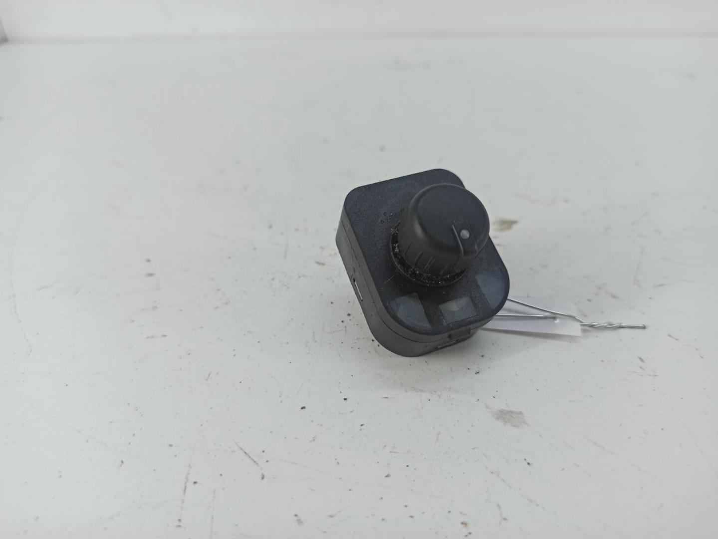 Кнопка регулировки зеркала