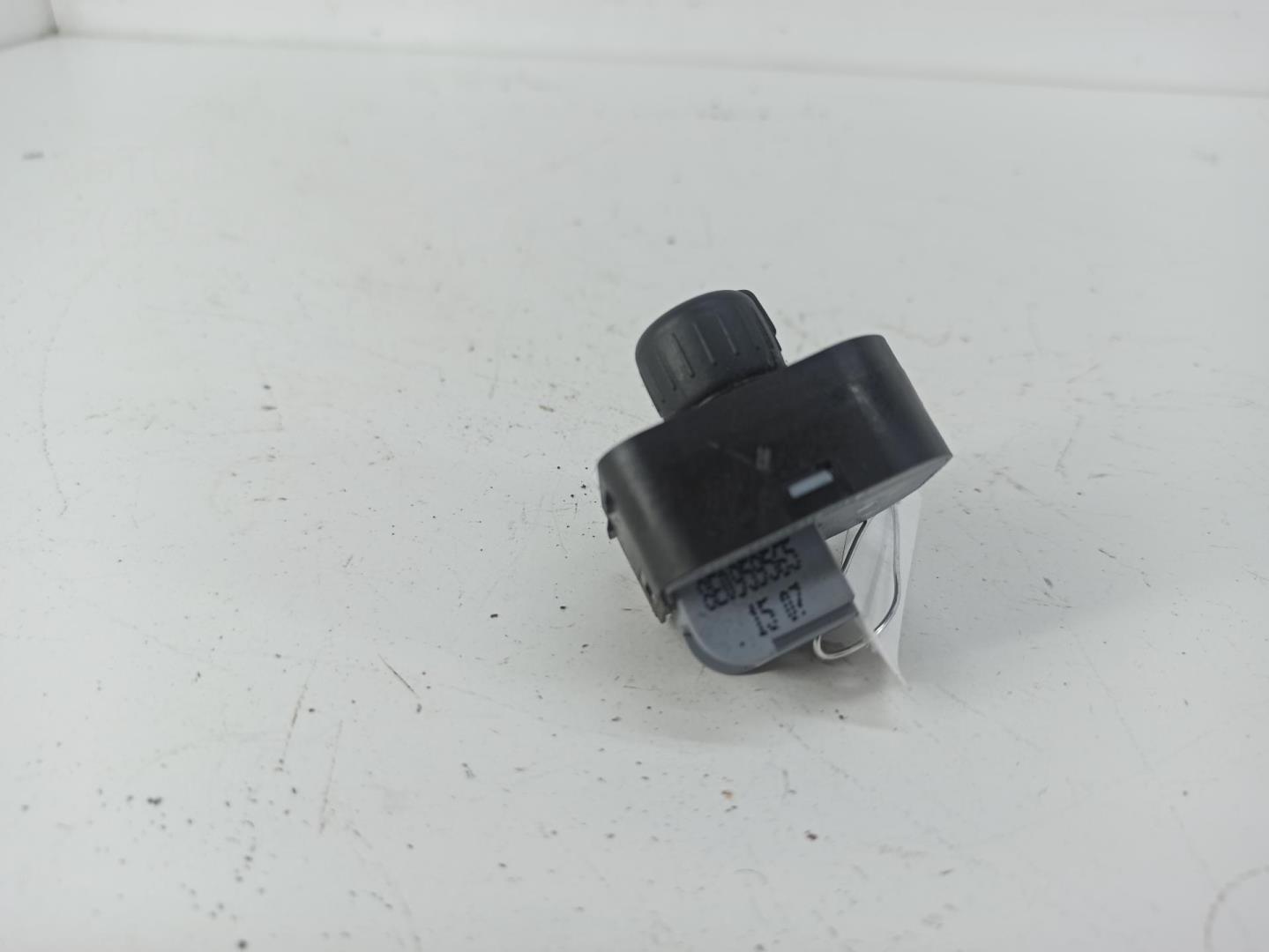 Кнопка регулировки зеркала