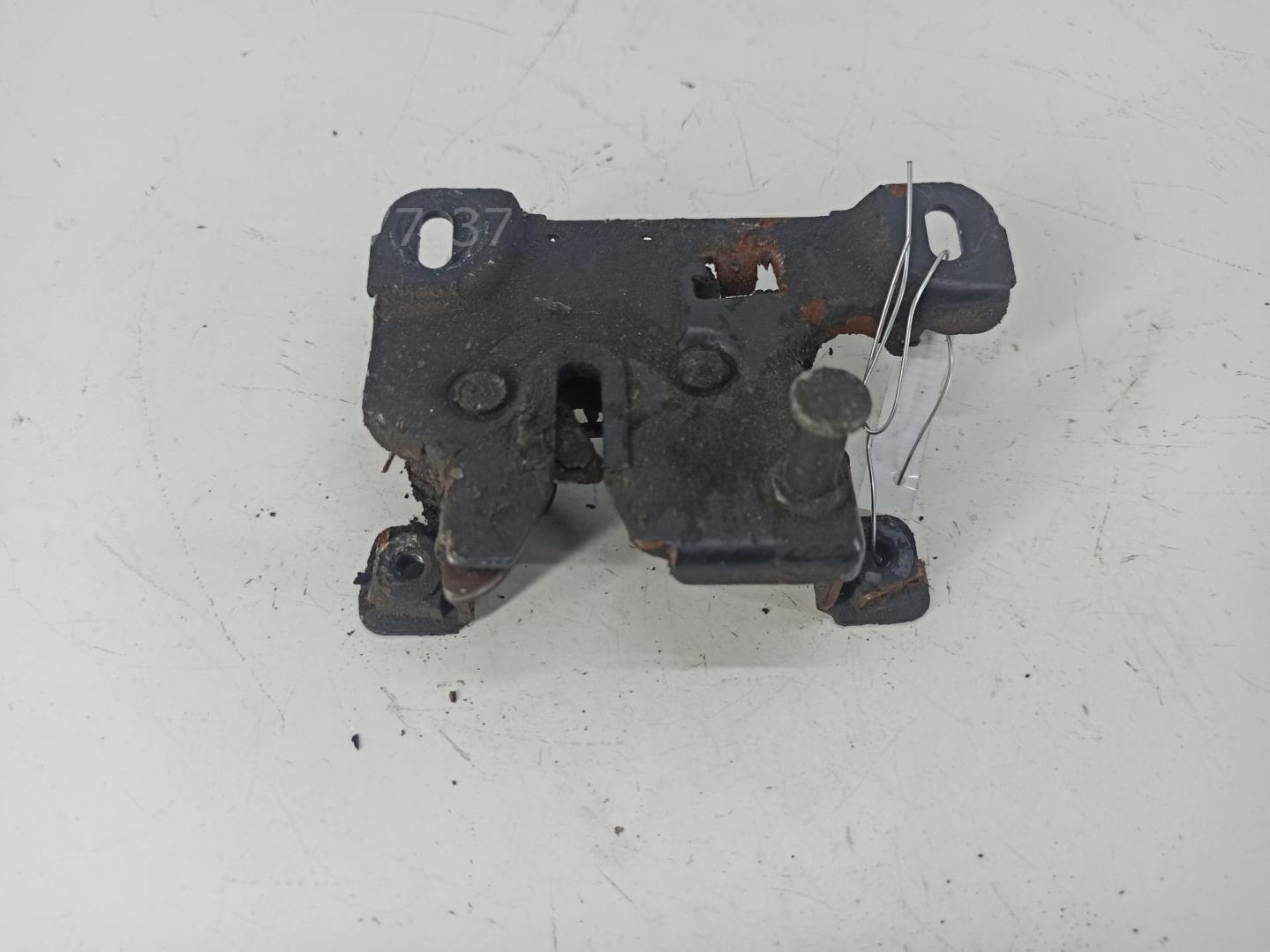 Замок капота