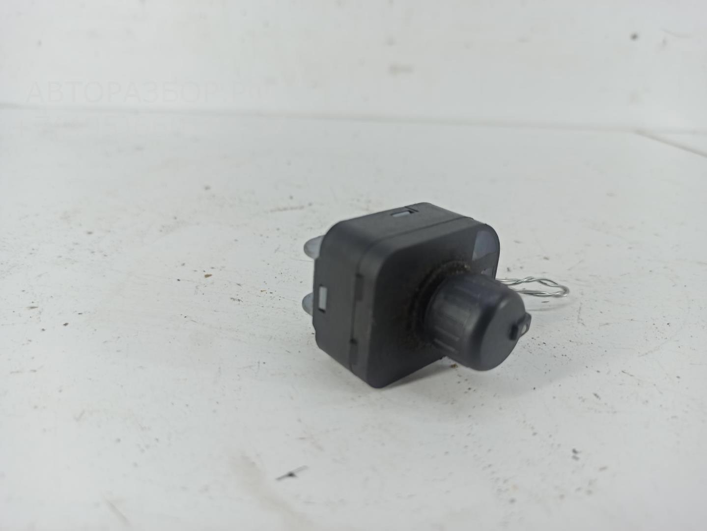 Кнопка регулировки зеркала