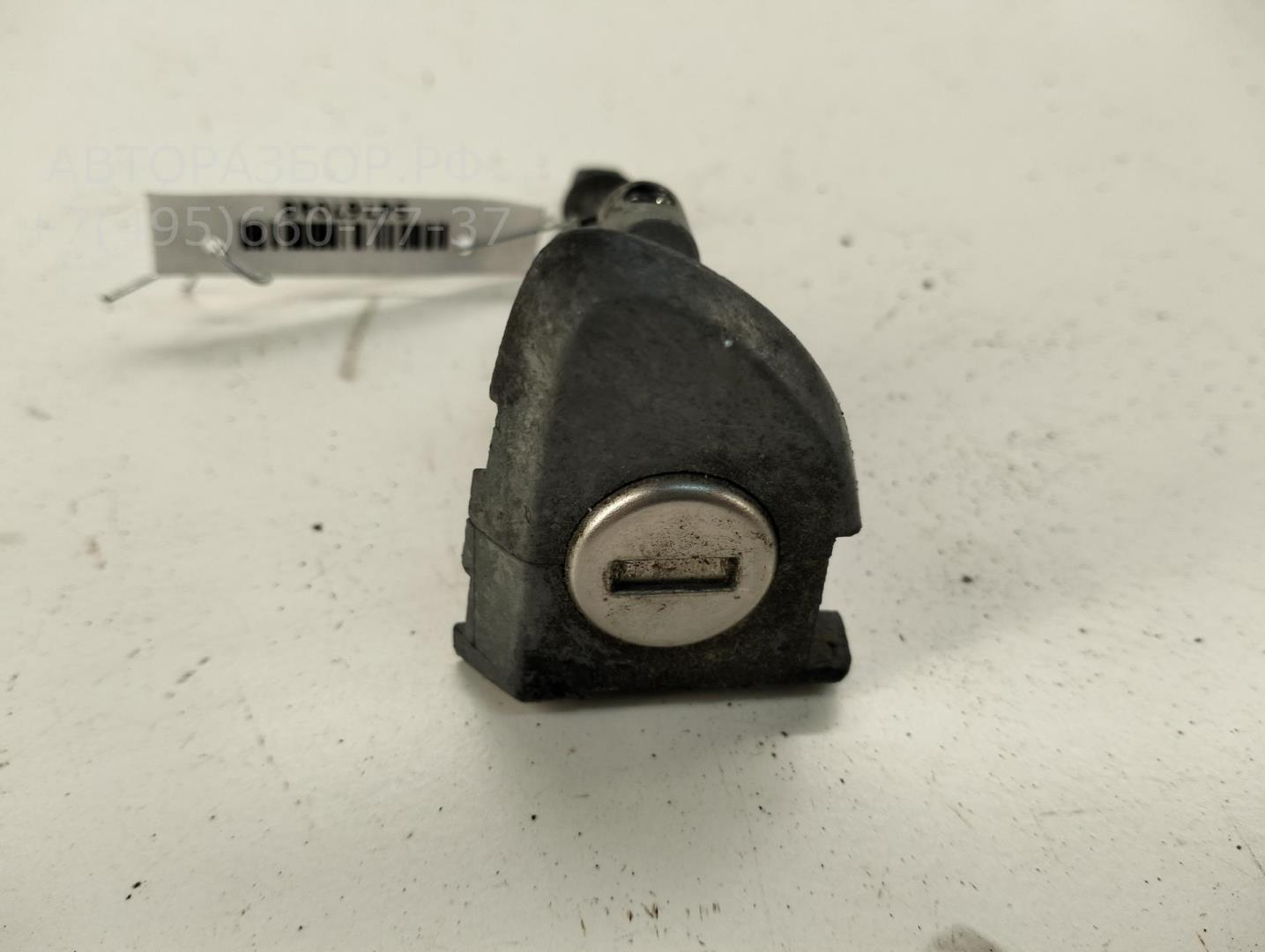 Вставка замка багажника