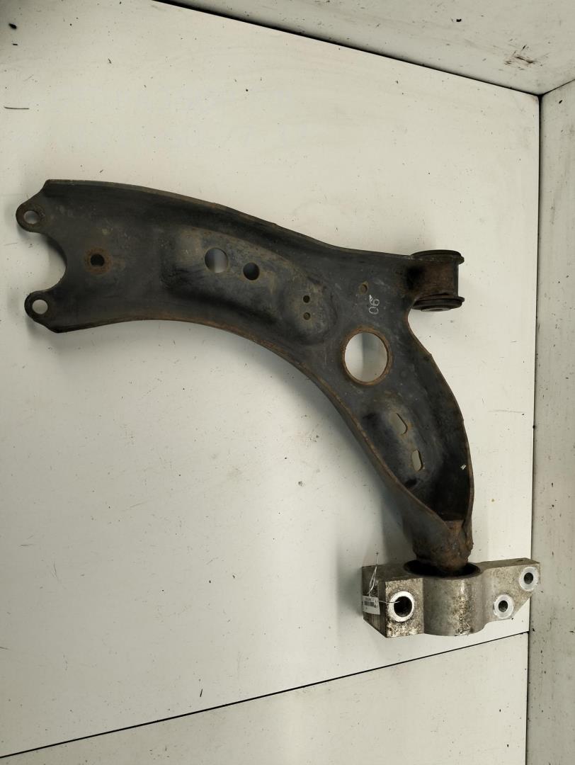 Рычаг передний левый