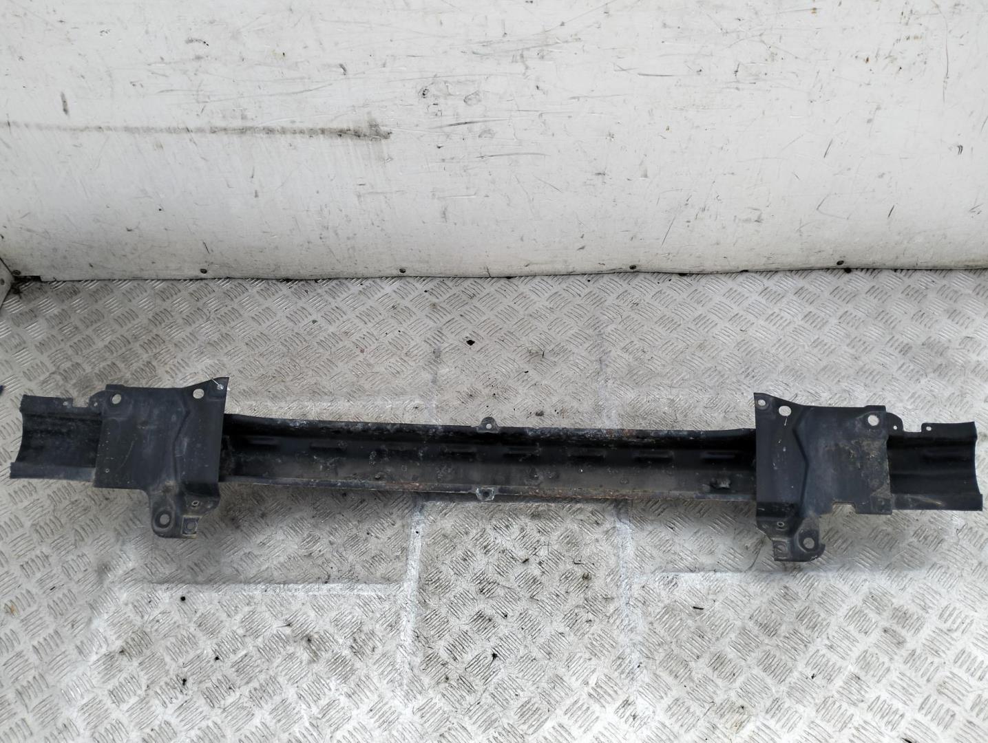 Усилитель переднего бампера