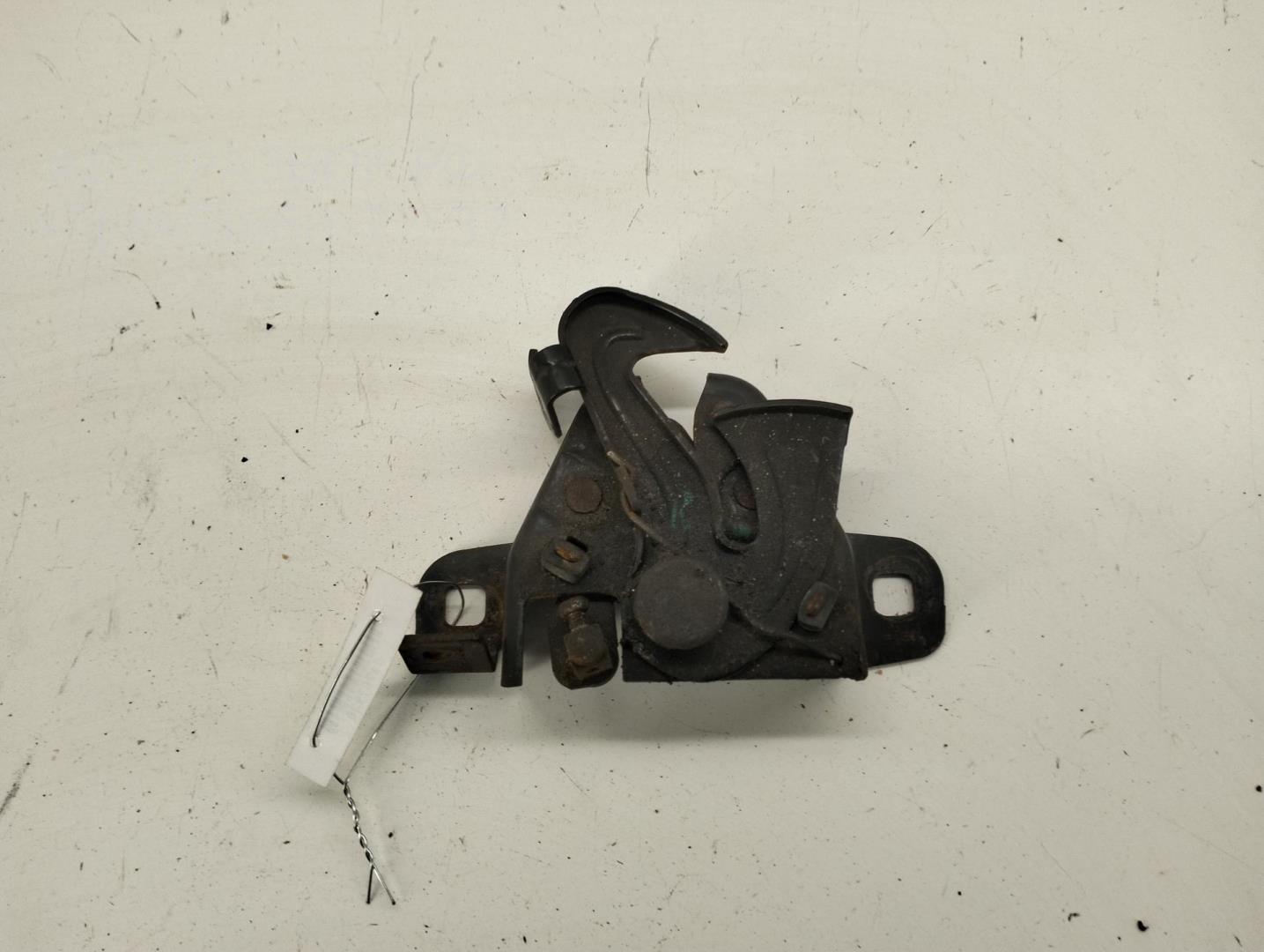 Замок капота