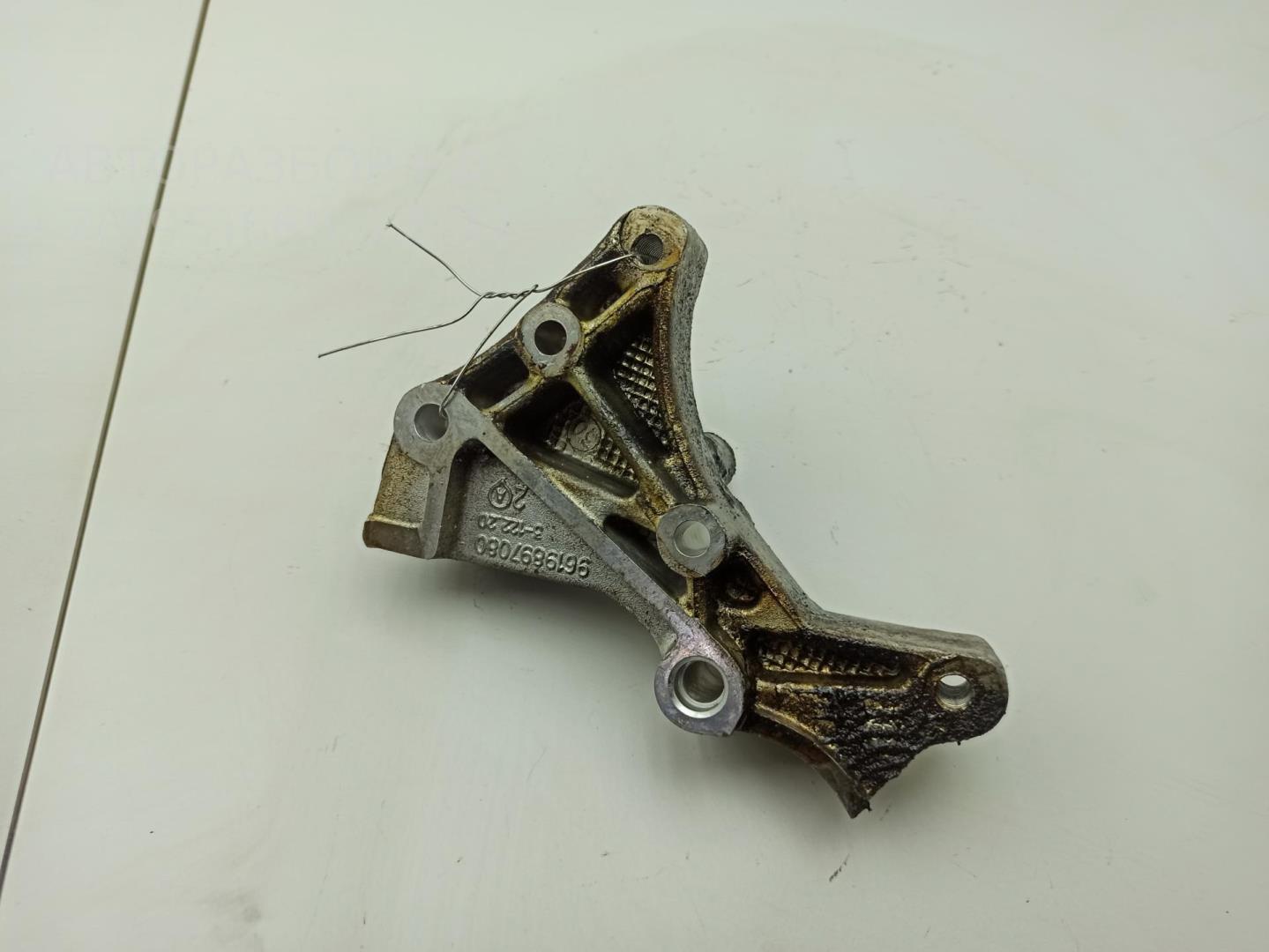 Кронштейн генератора