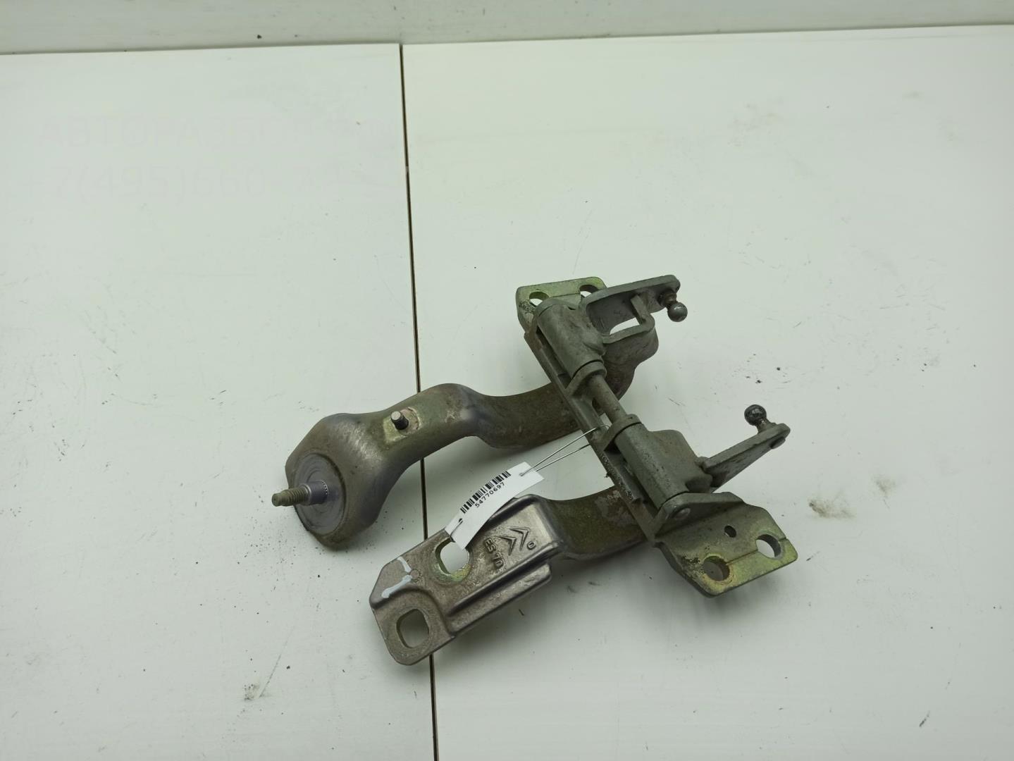 Петля крышки багажника