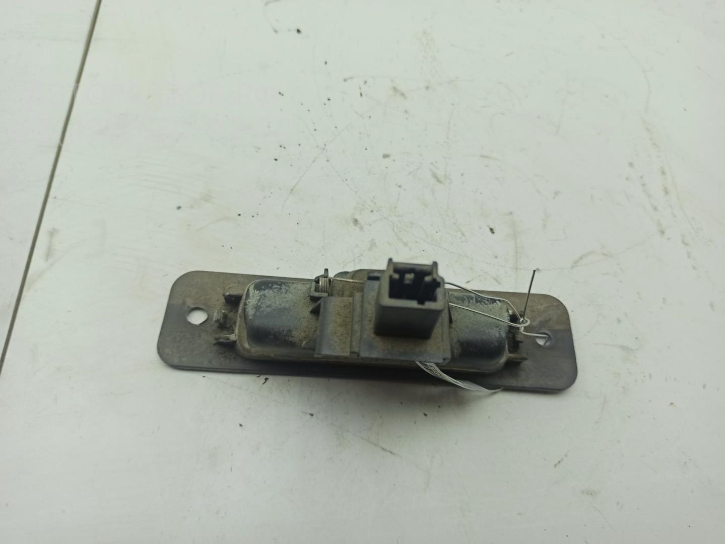 Кнопка открывания багажника