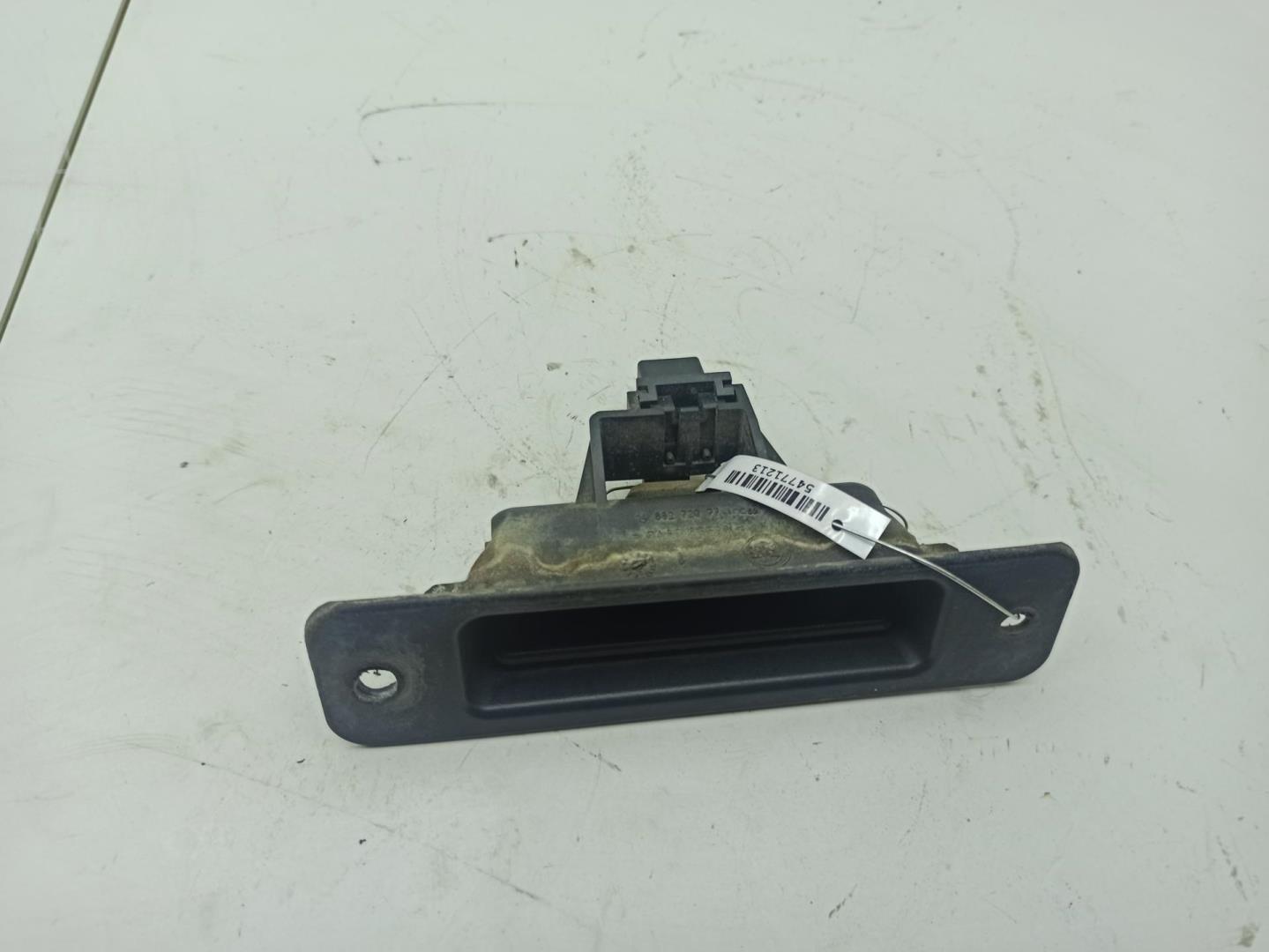 Кнопка открывания багажника