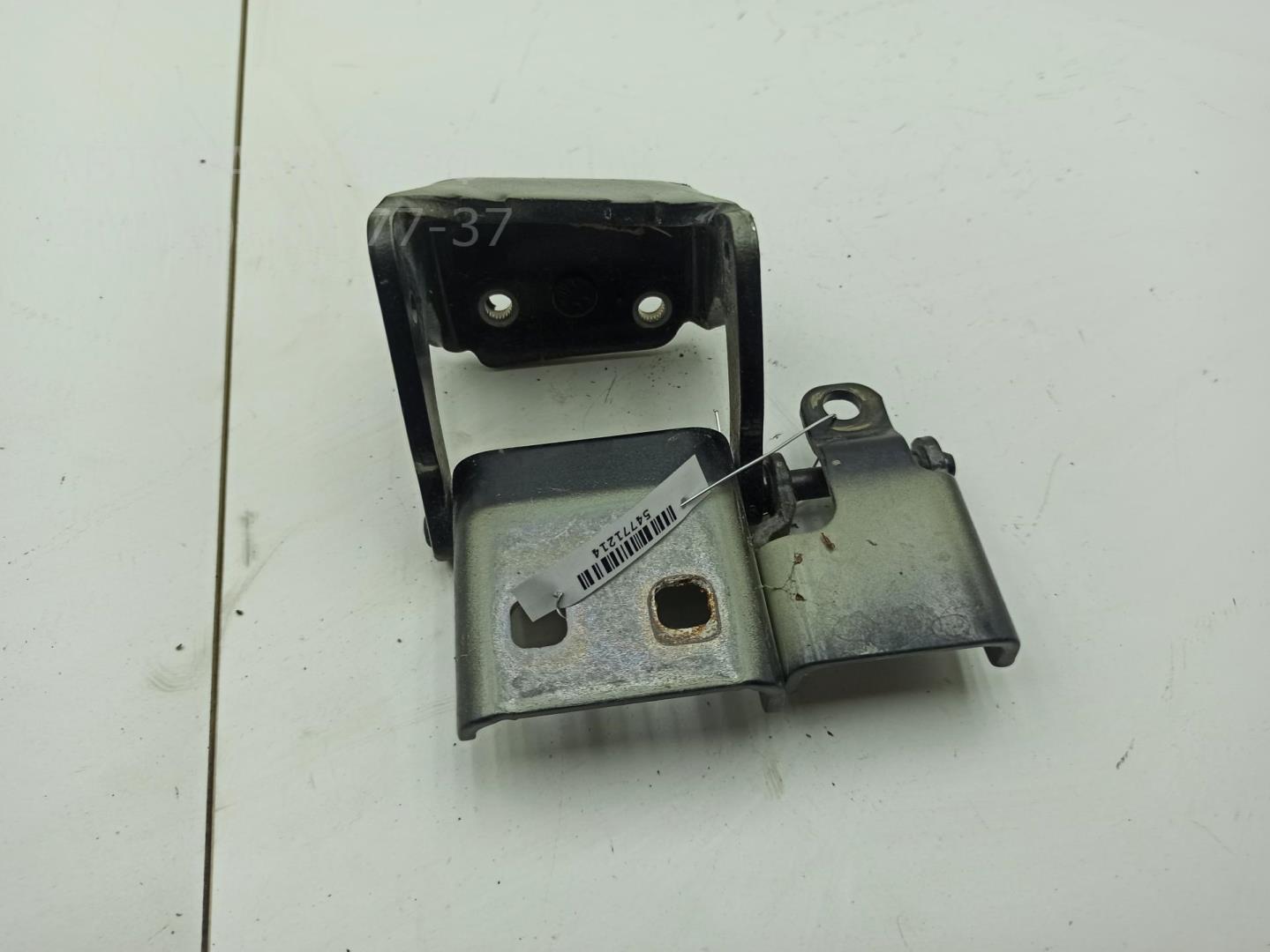 Петля крышки багажника