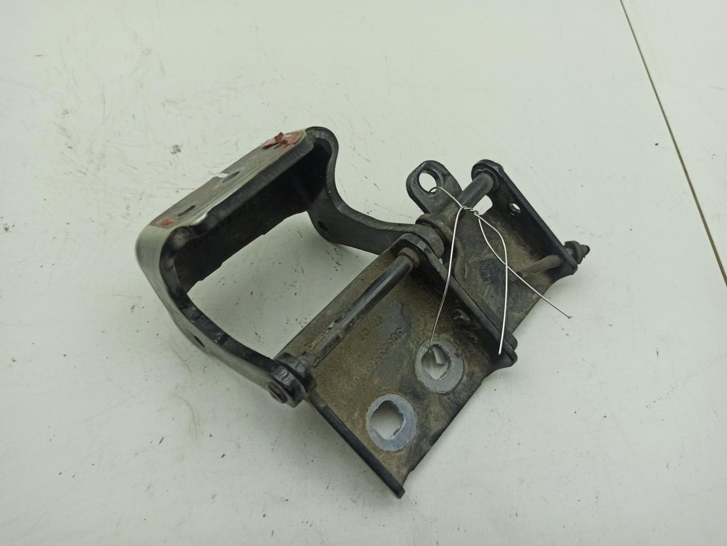 Петля крышки багажника