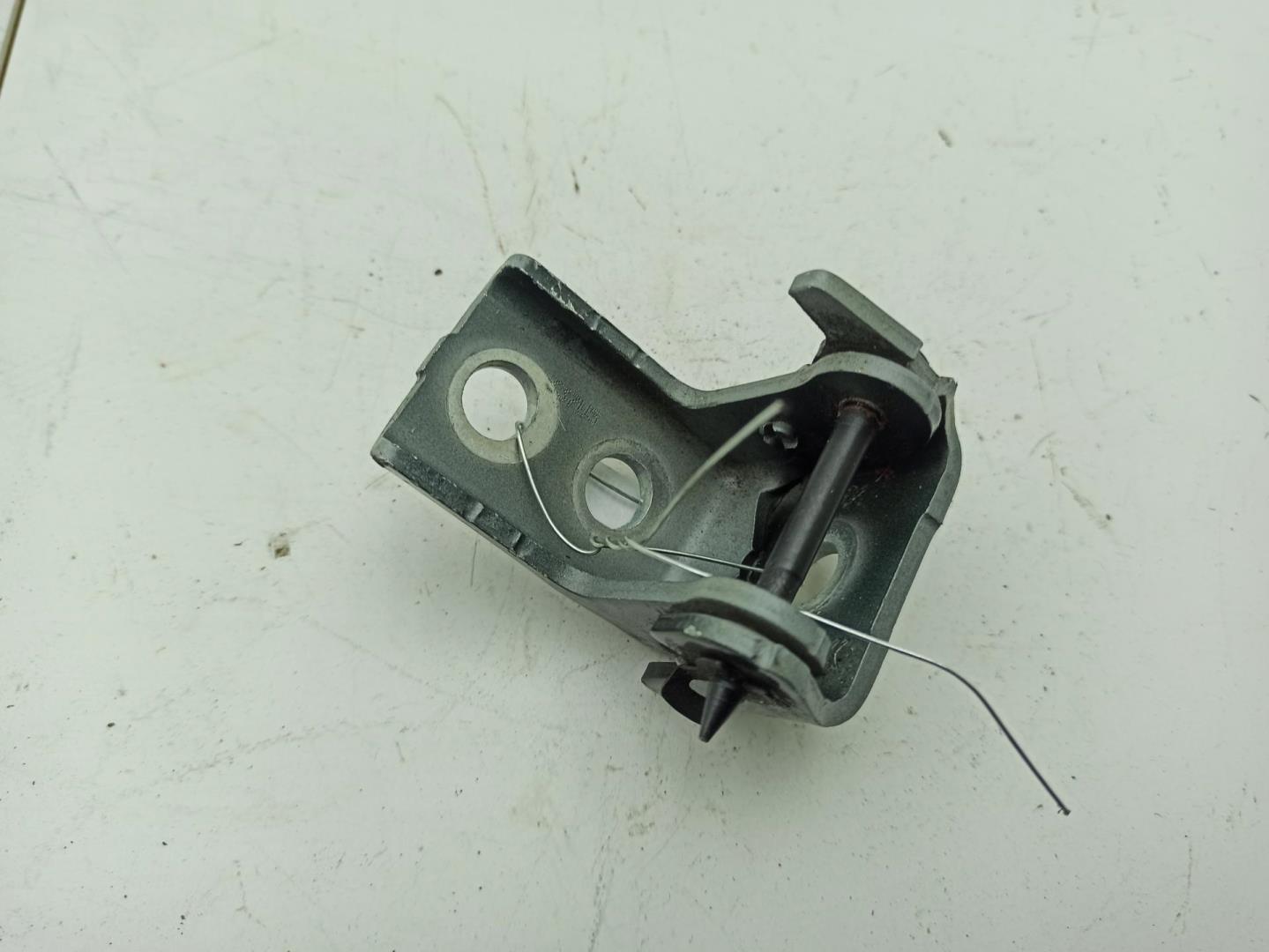 Петля двери