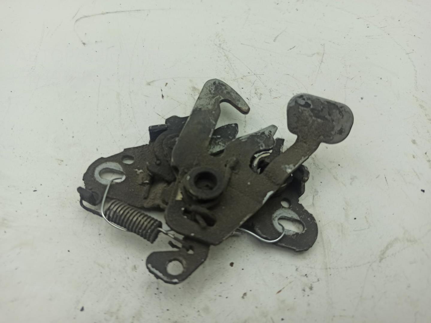 Замок капота