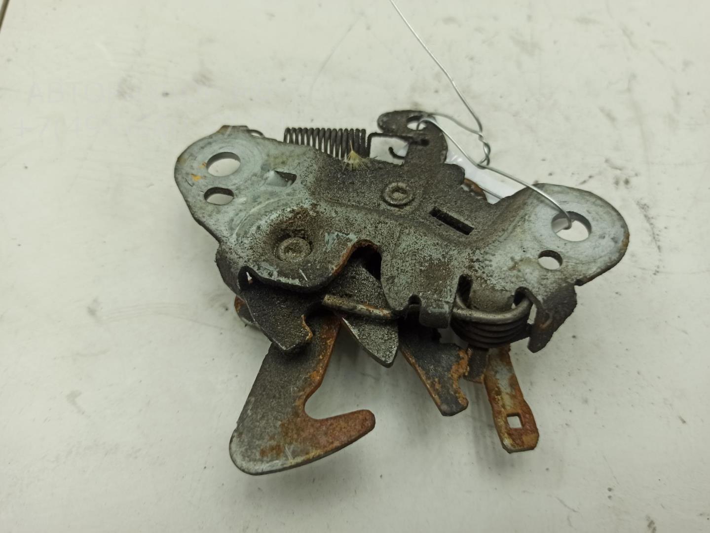 Замок капота