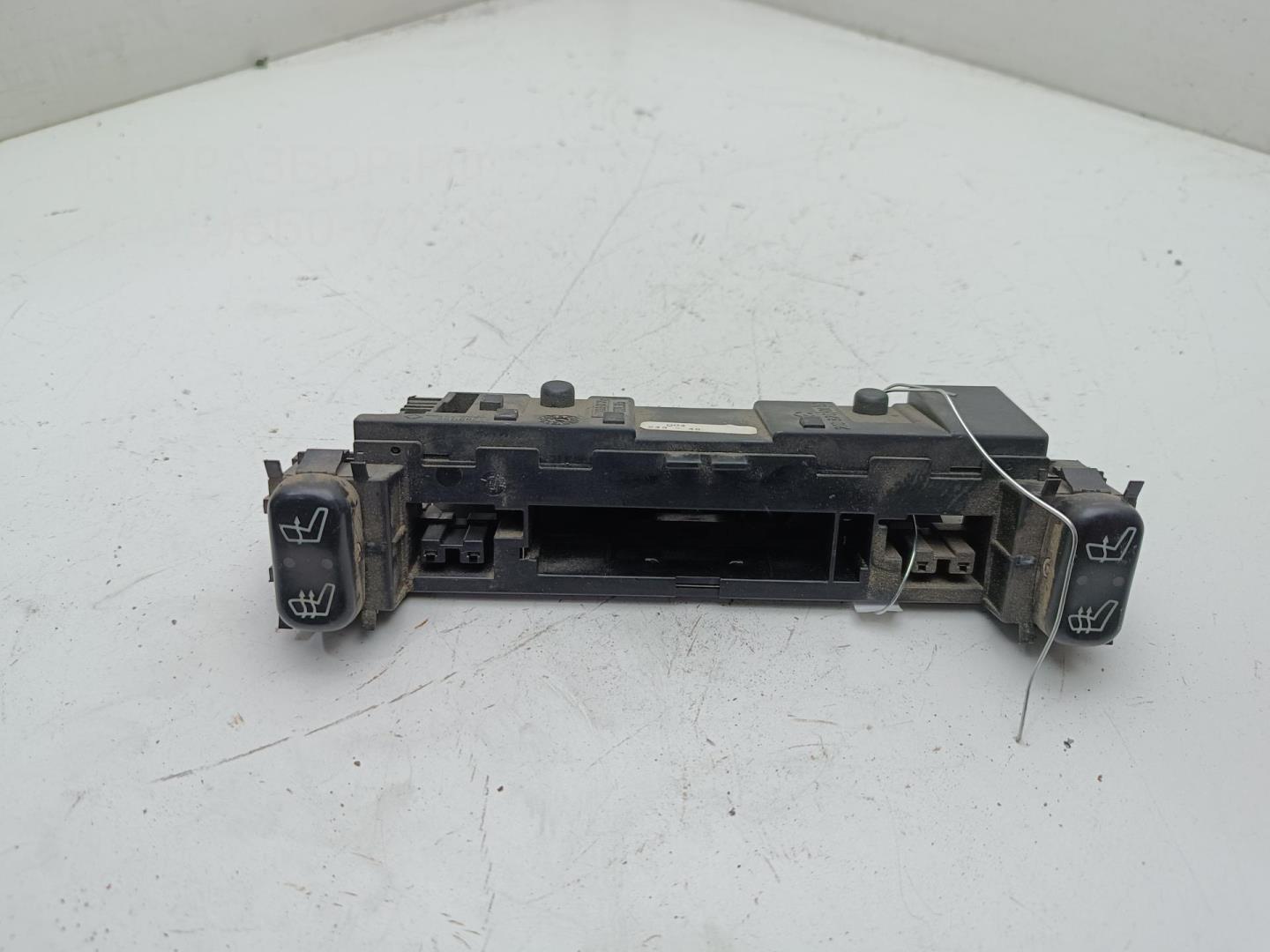 Кнопка обогрева сидений