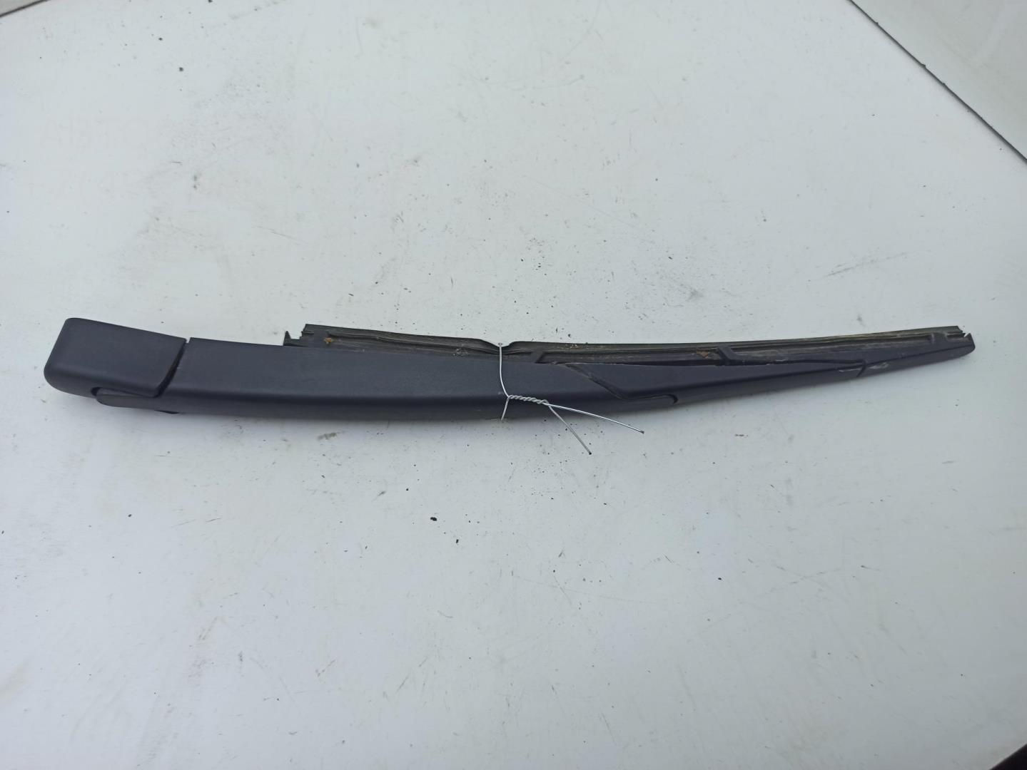 Поводок стеклоочистителя заднего