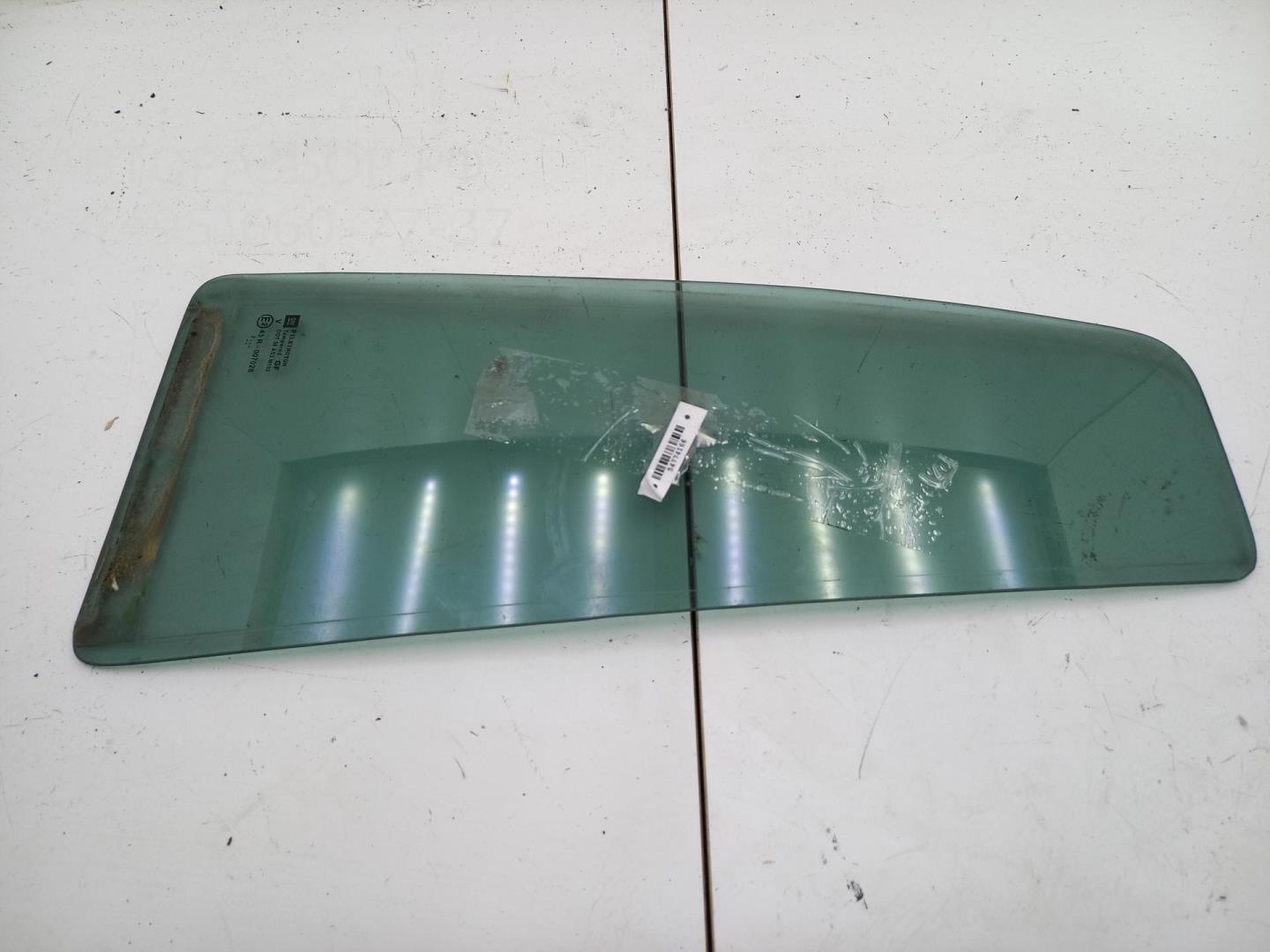 Стекло двери задней правой (форточка)