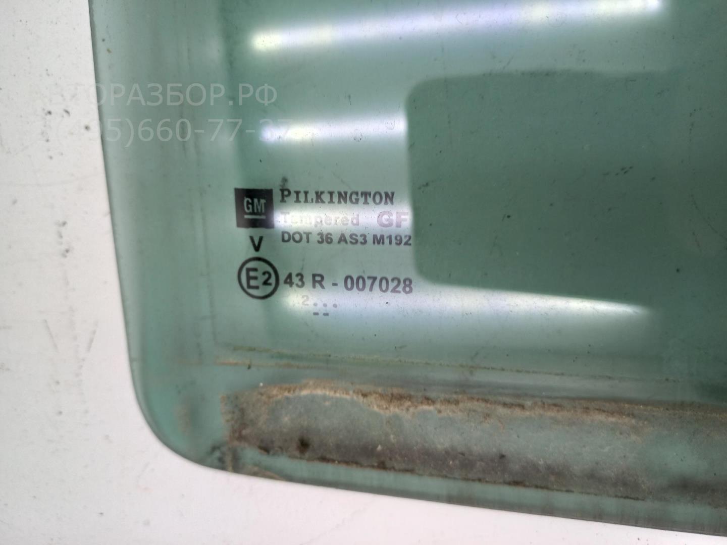 Стекло двери задней правой (форточка)