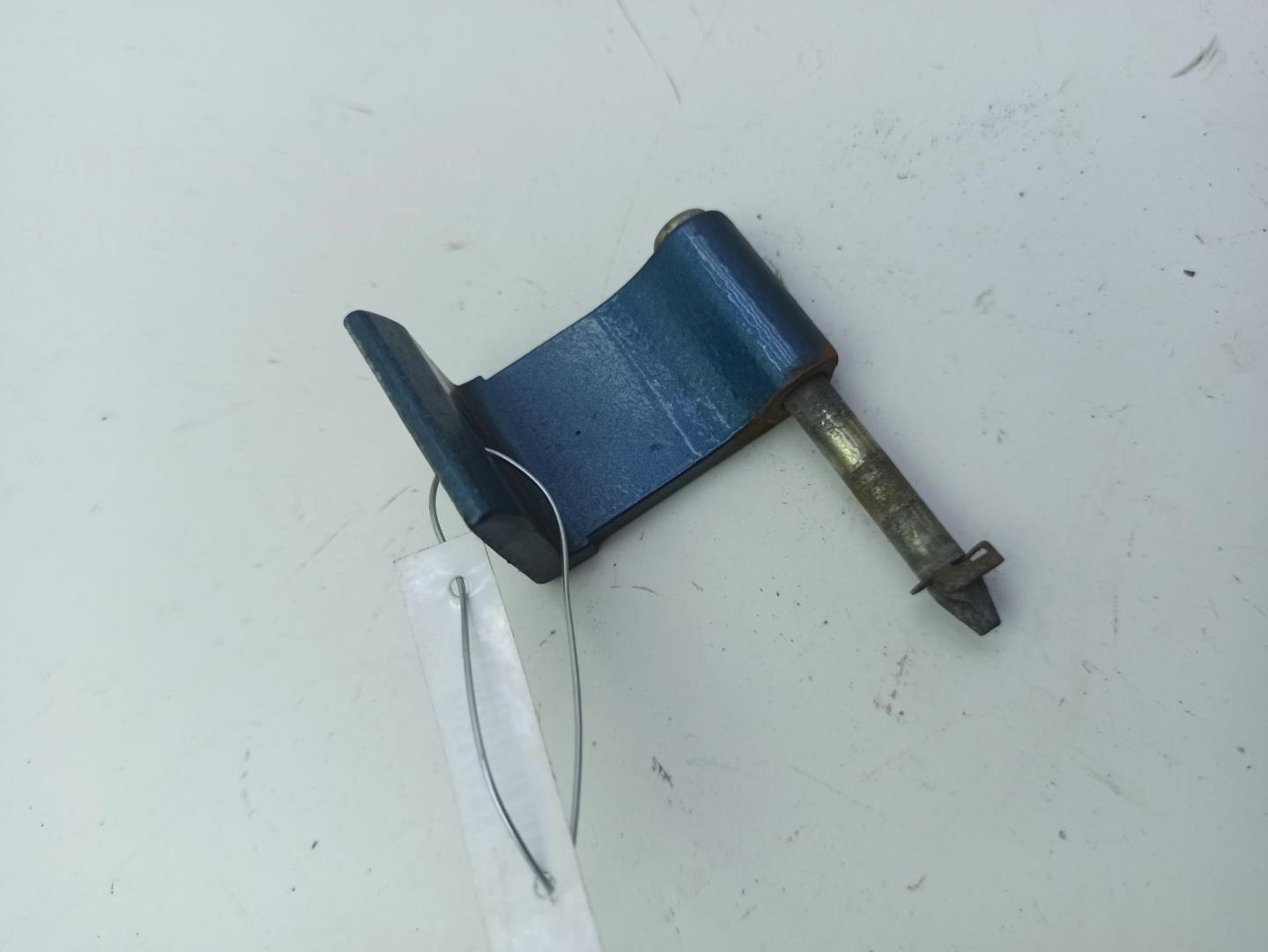 Петля крышки багажника