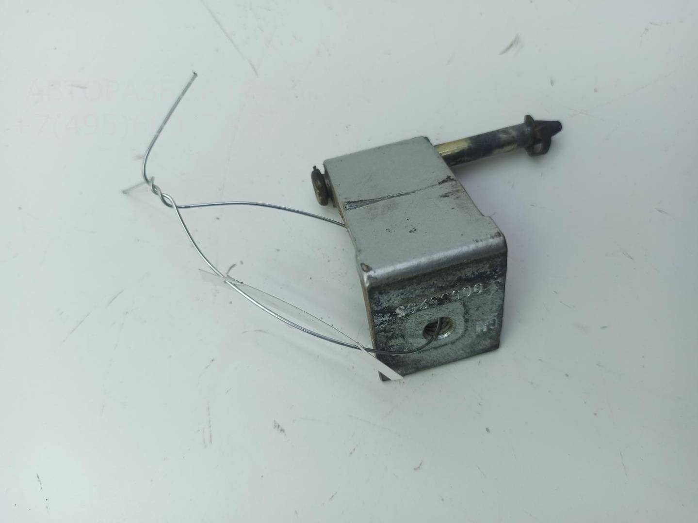 Петля крышки багажника