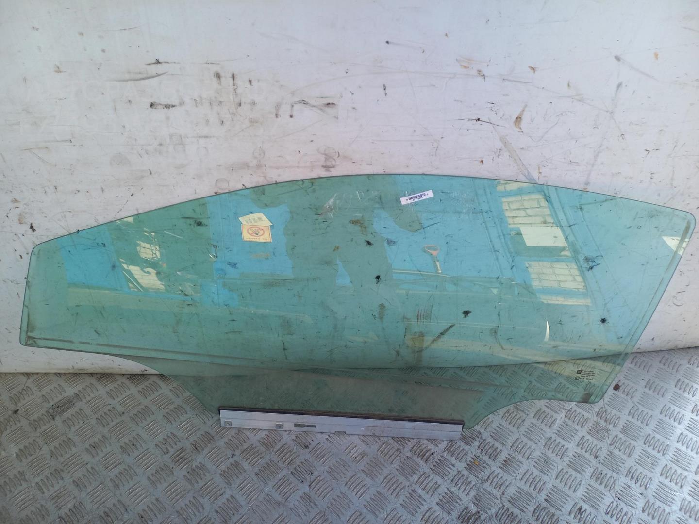 Стекло двери передней левой