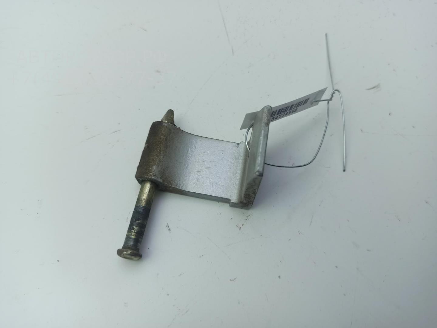 Петля крышки багажника