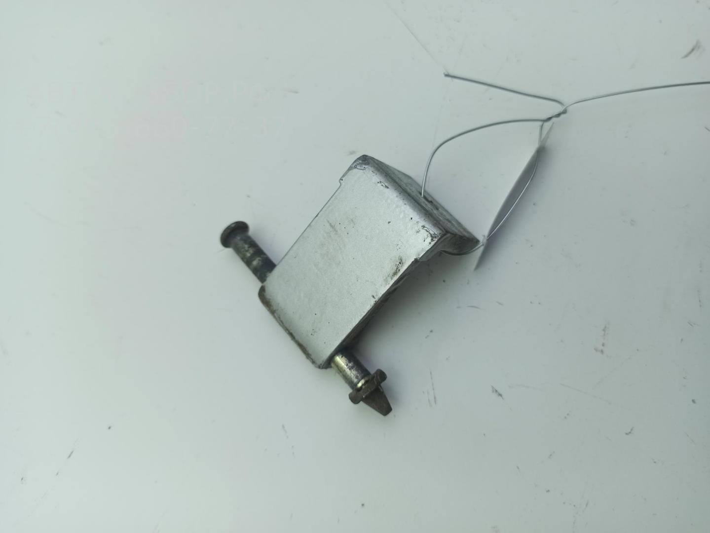 Петля крышки багажника