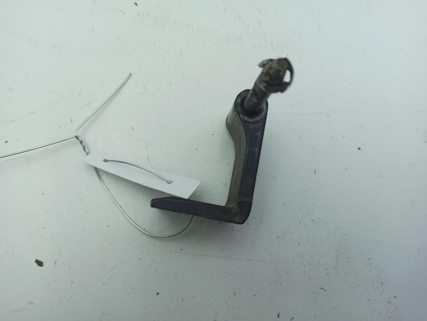 Петля крышки багажника