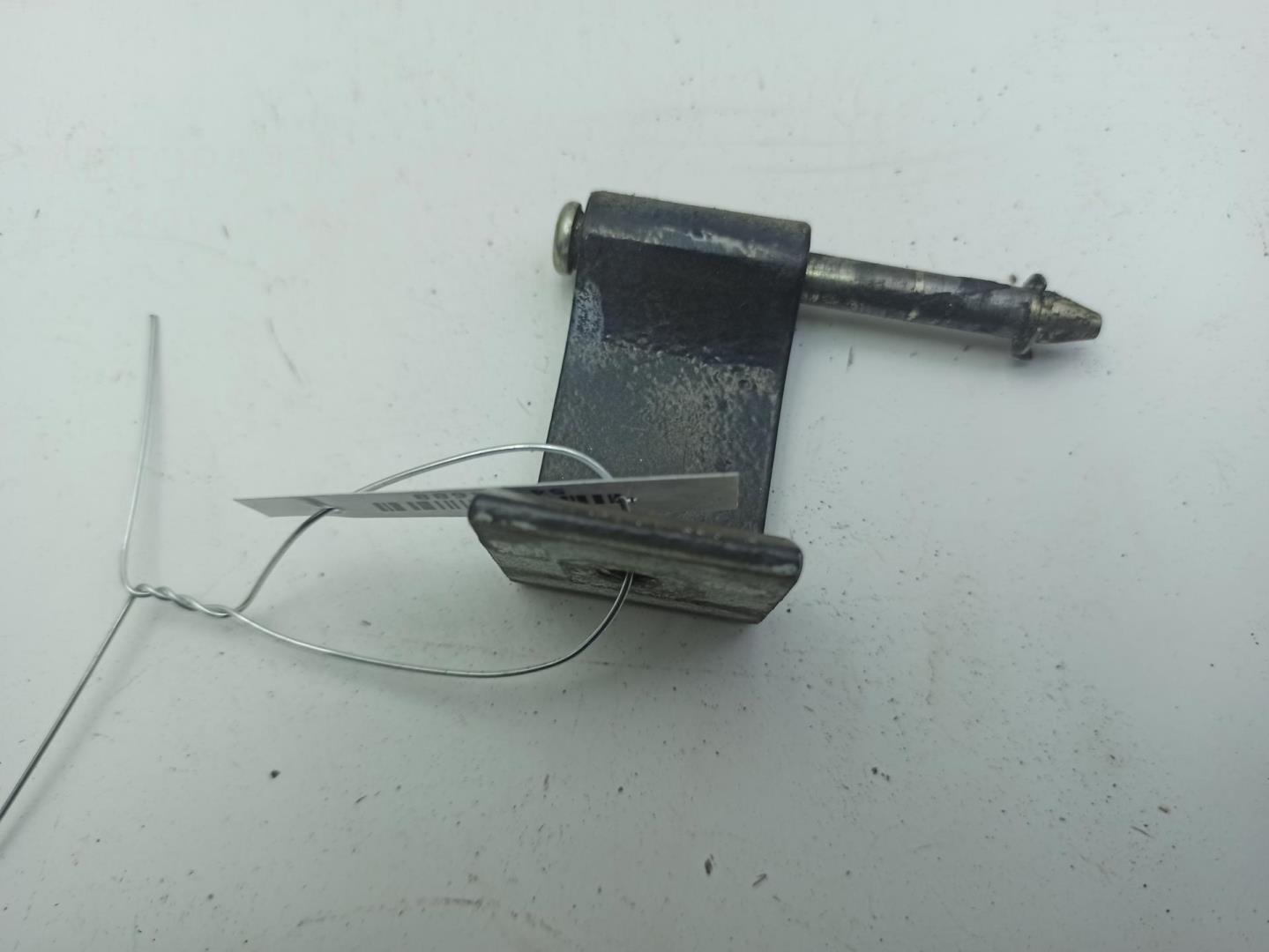 Петля крышки багажника