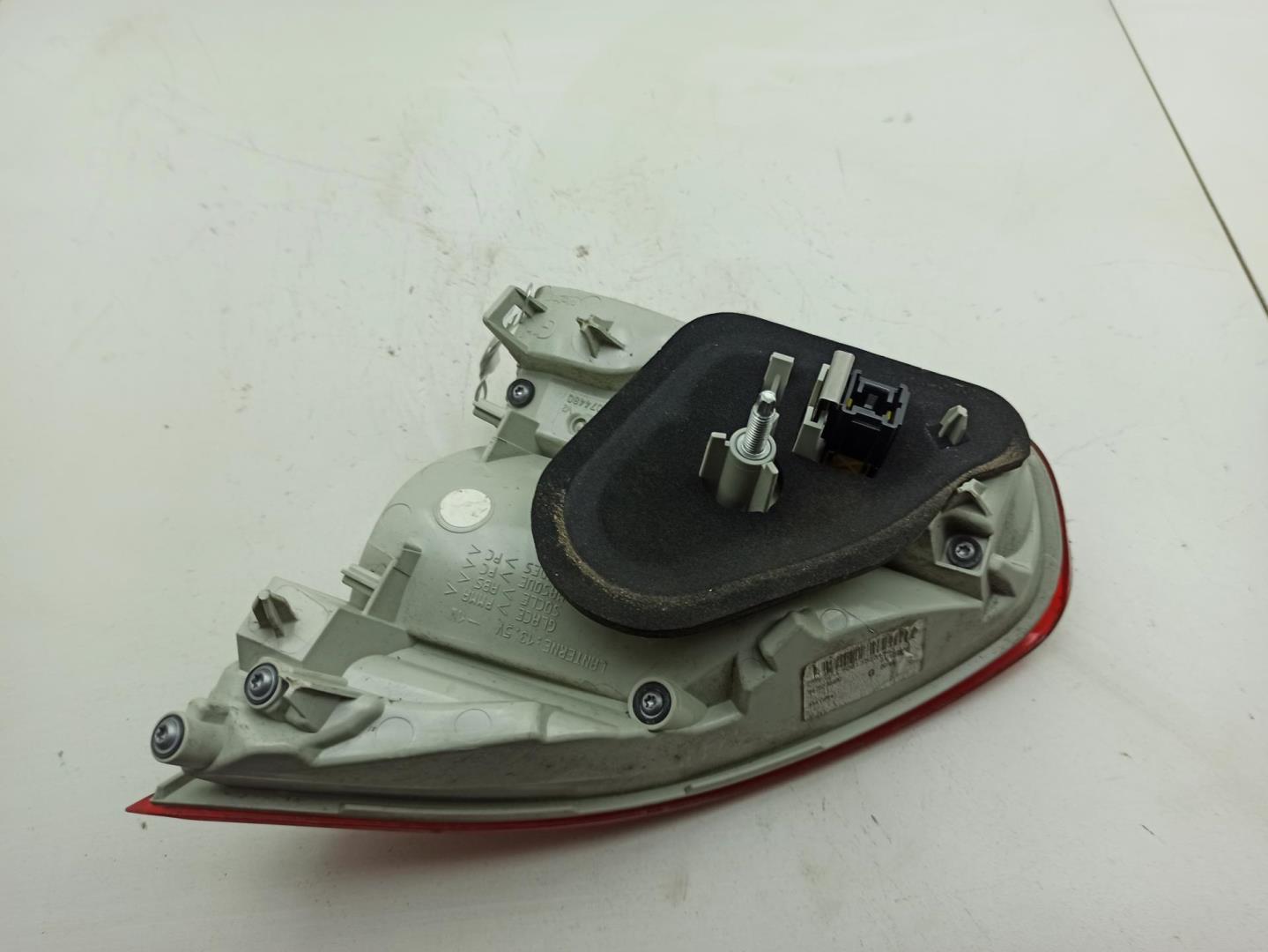 Фонарь задний внутренний левый