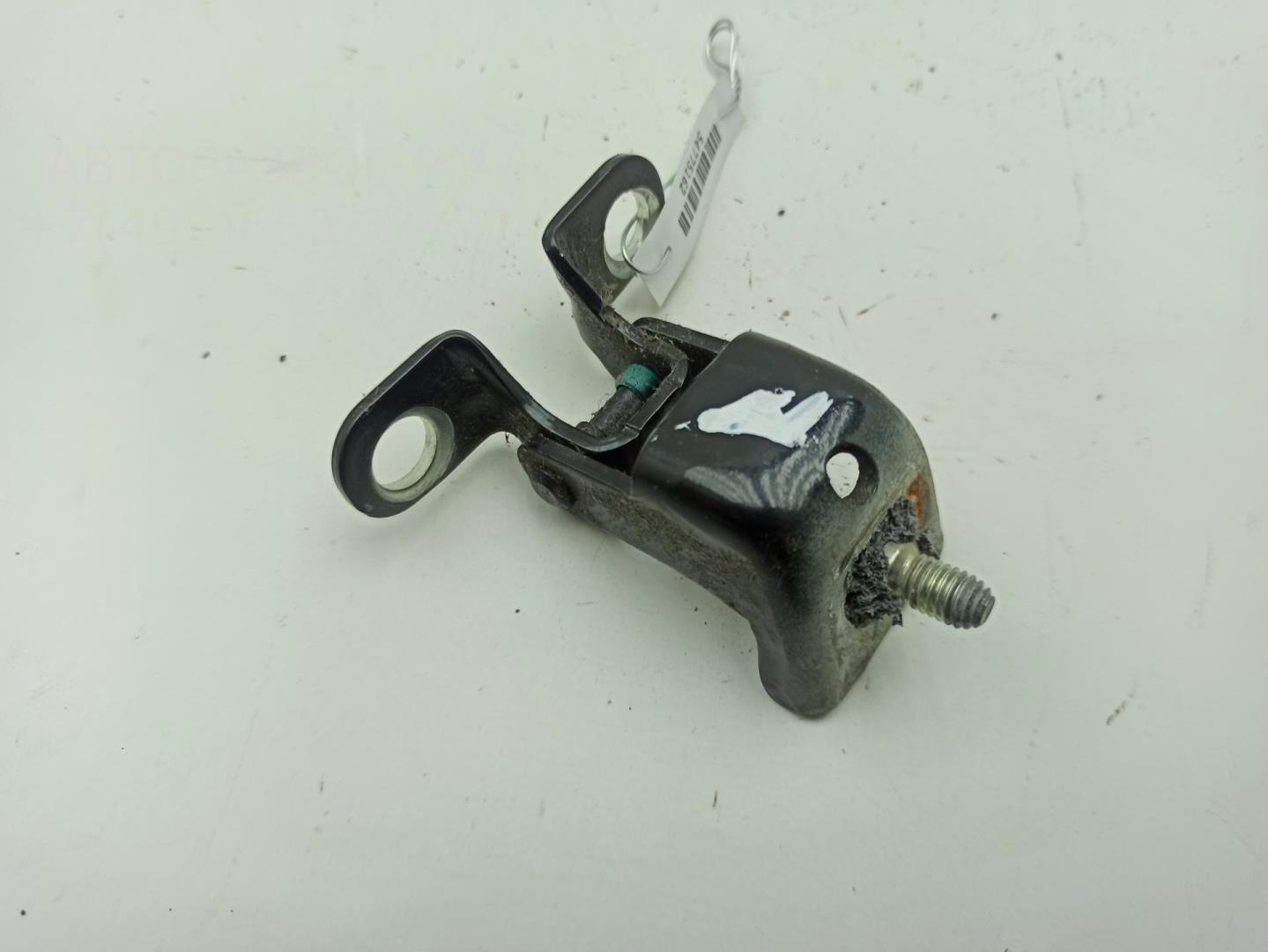 Петля крышки багажника