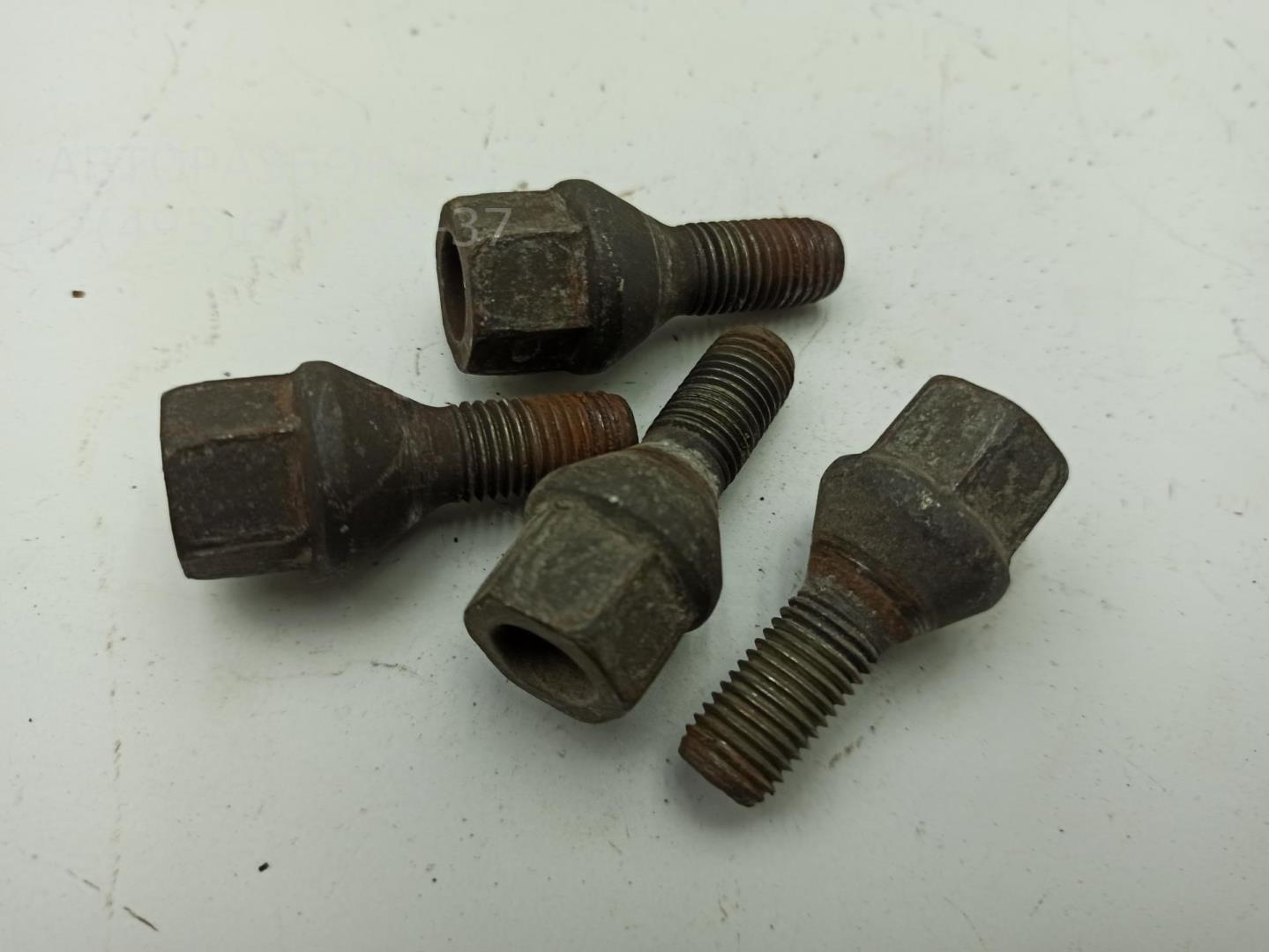 Болт колесный