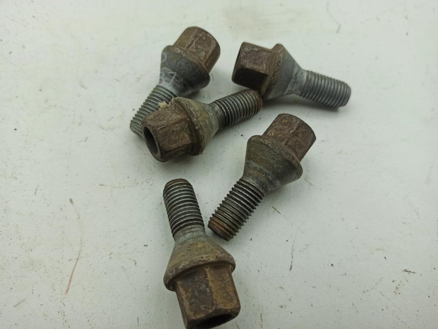 Болт колесный