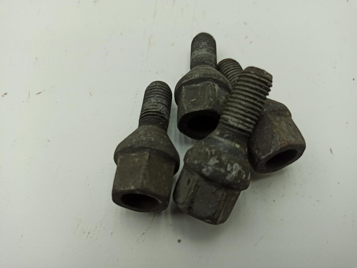 Болт колесный