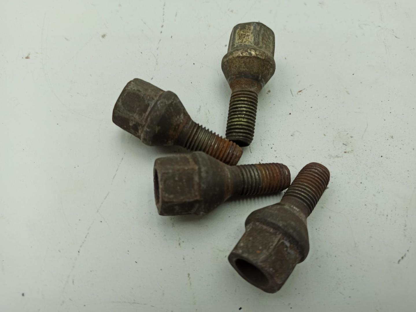 Болт колесный