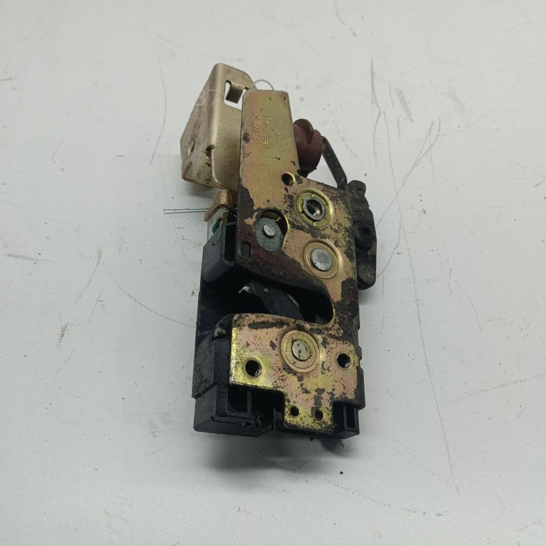 Замок двери передней правой