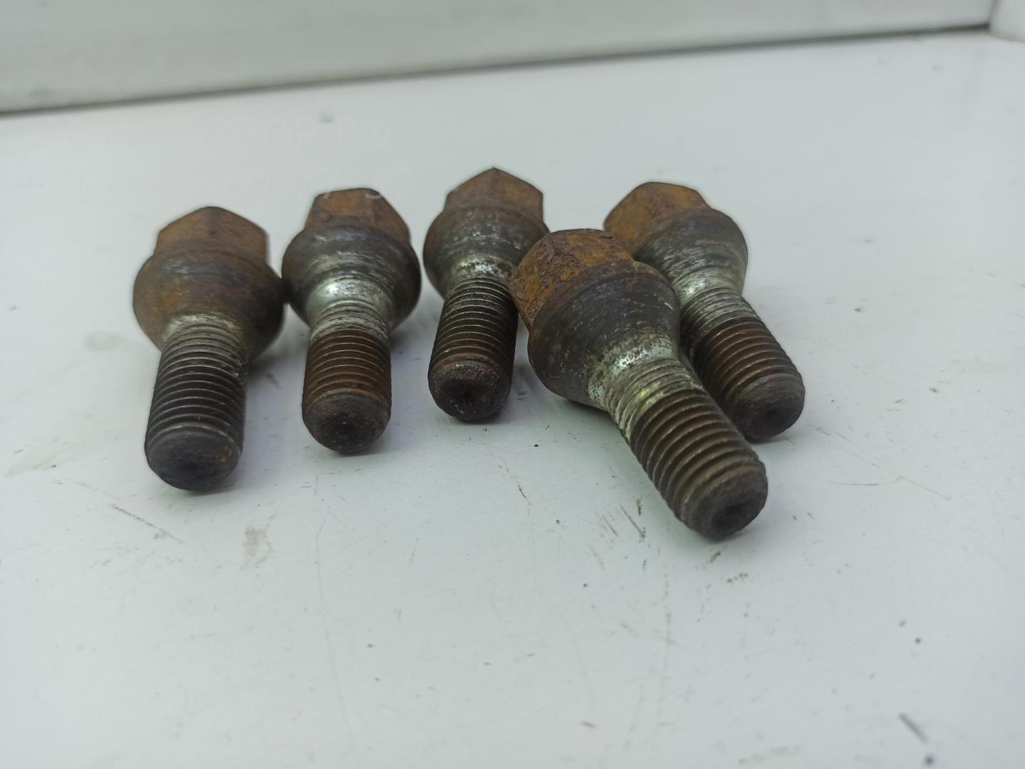 Болт колесный