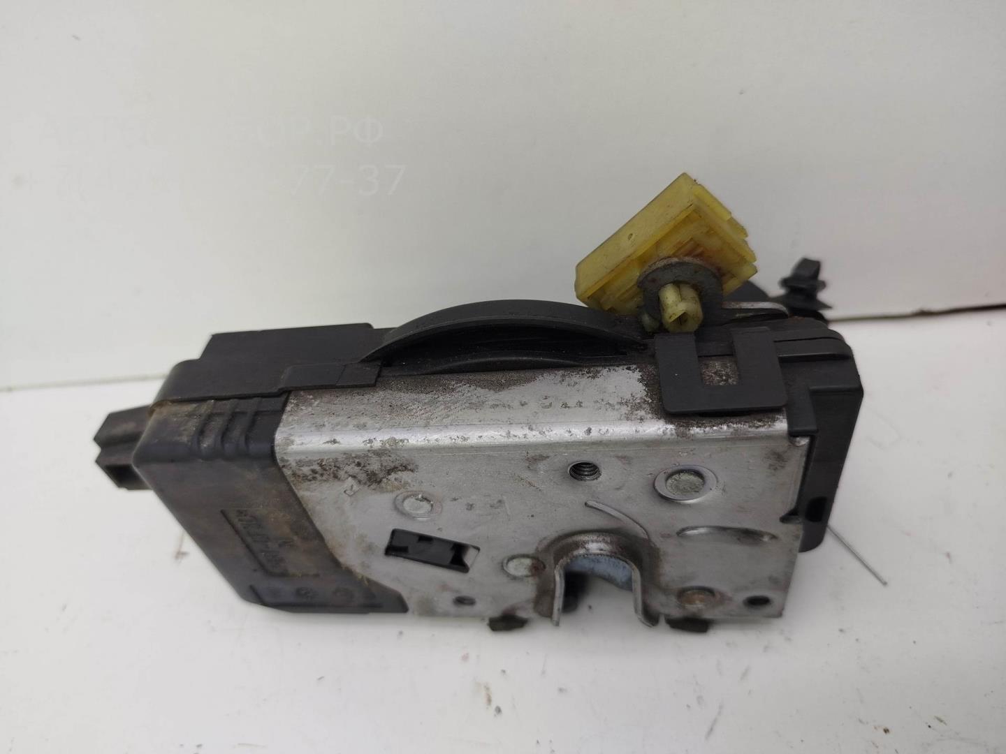 Замок двери передней правой