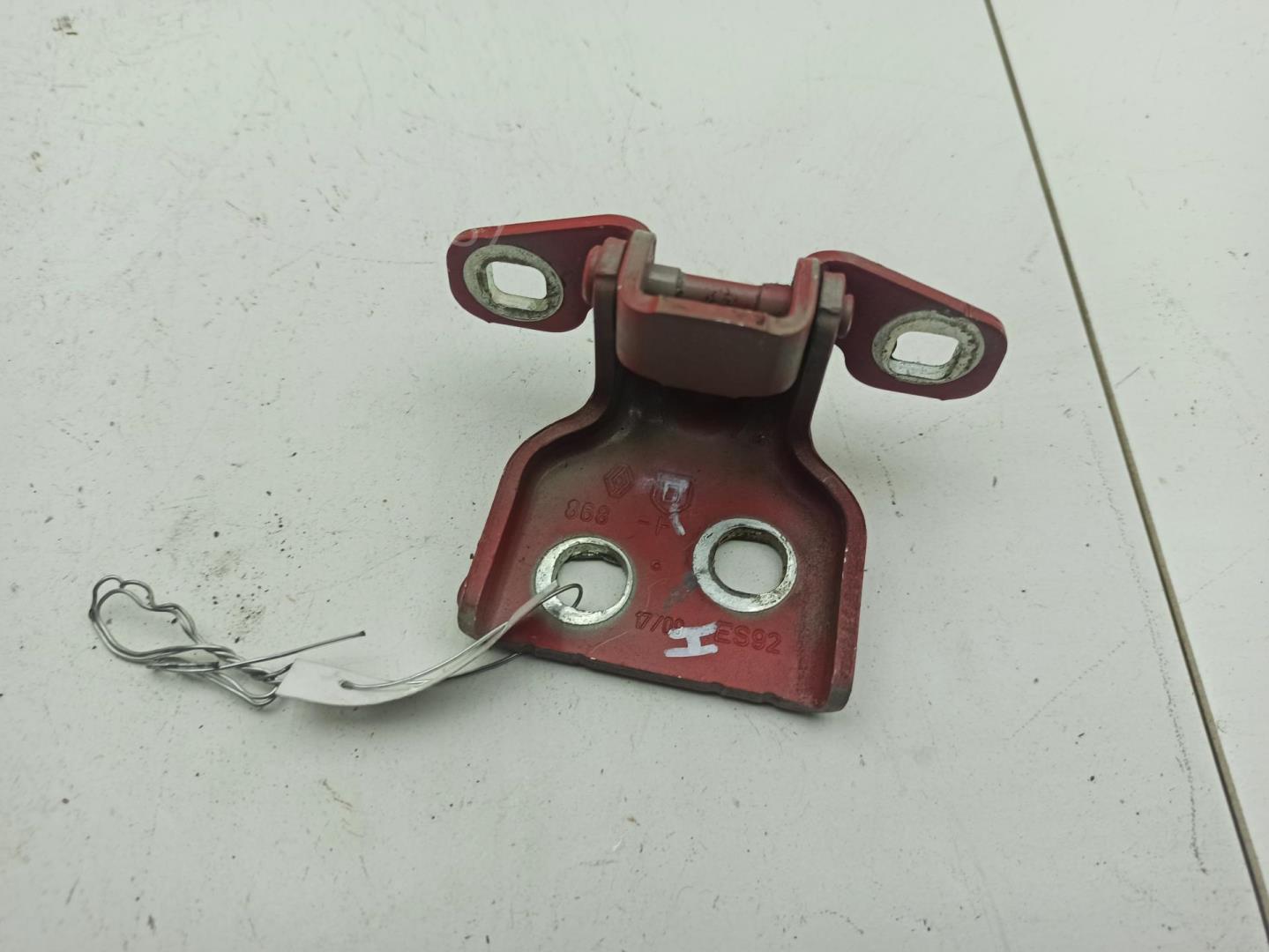 Петля двери