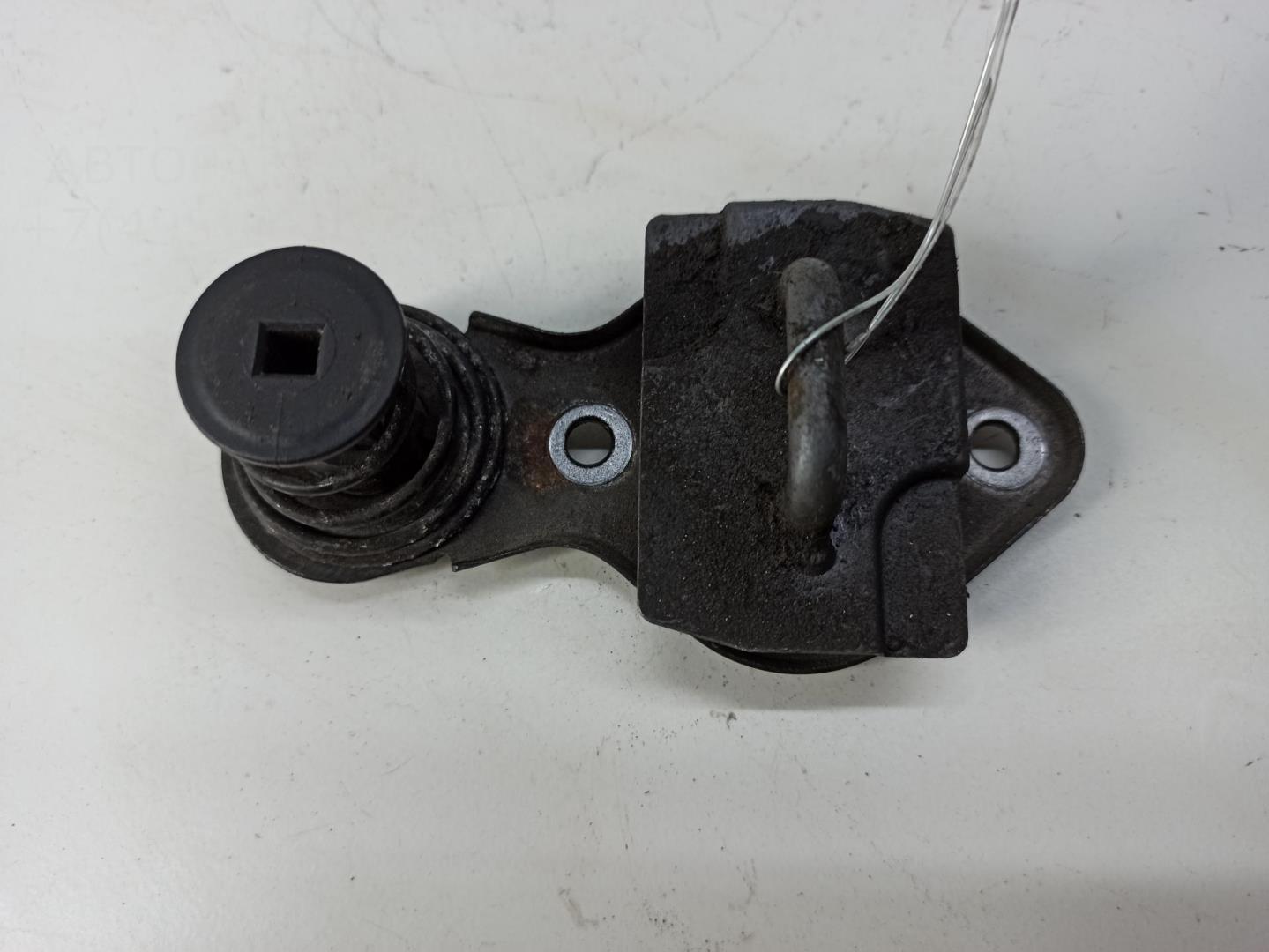 Замок капота